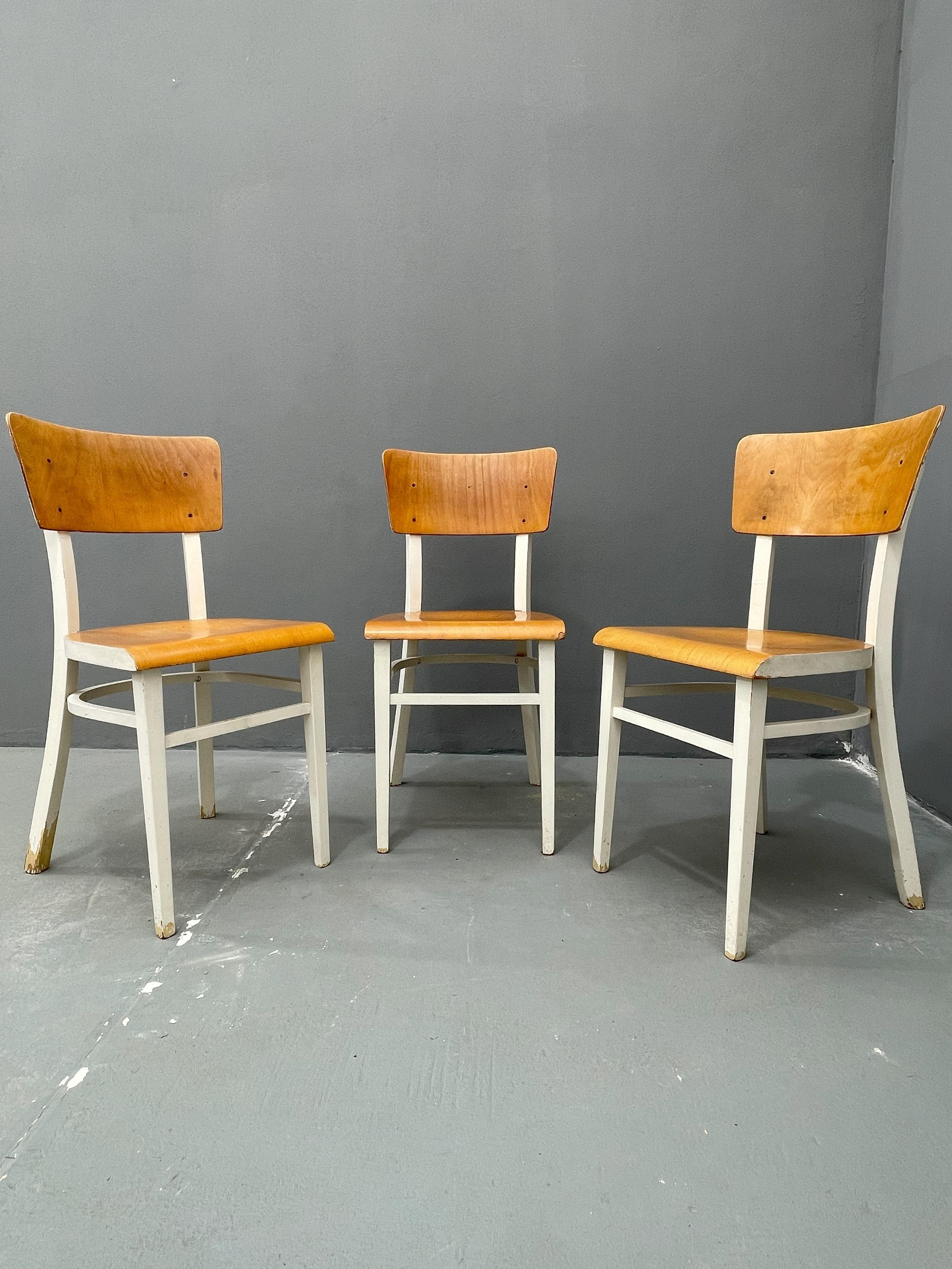 Questa sedia retrò è stata realizzata nell'ex Cecoslovacchia negli anni Cinquanta. Combinano un design semplice con un'esecuzione pratica. Presenta una struttura robusta e una seduta e uno schienale in legno dalla forma ergonomica per una seduta