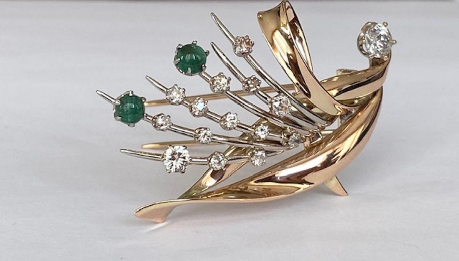 Retro Yellow 14 Karat Gold Brooch with Diamonds and Emeralds In Good Condition For Sale In AMSTERDAM, NL
