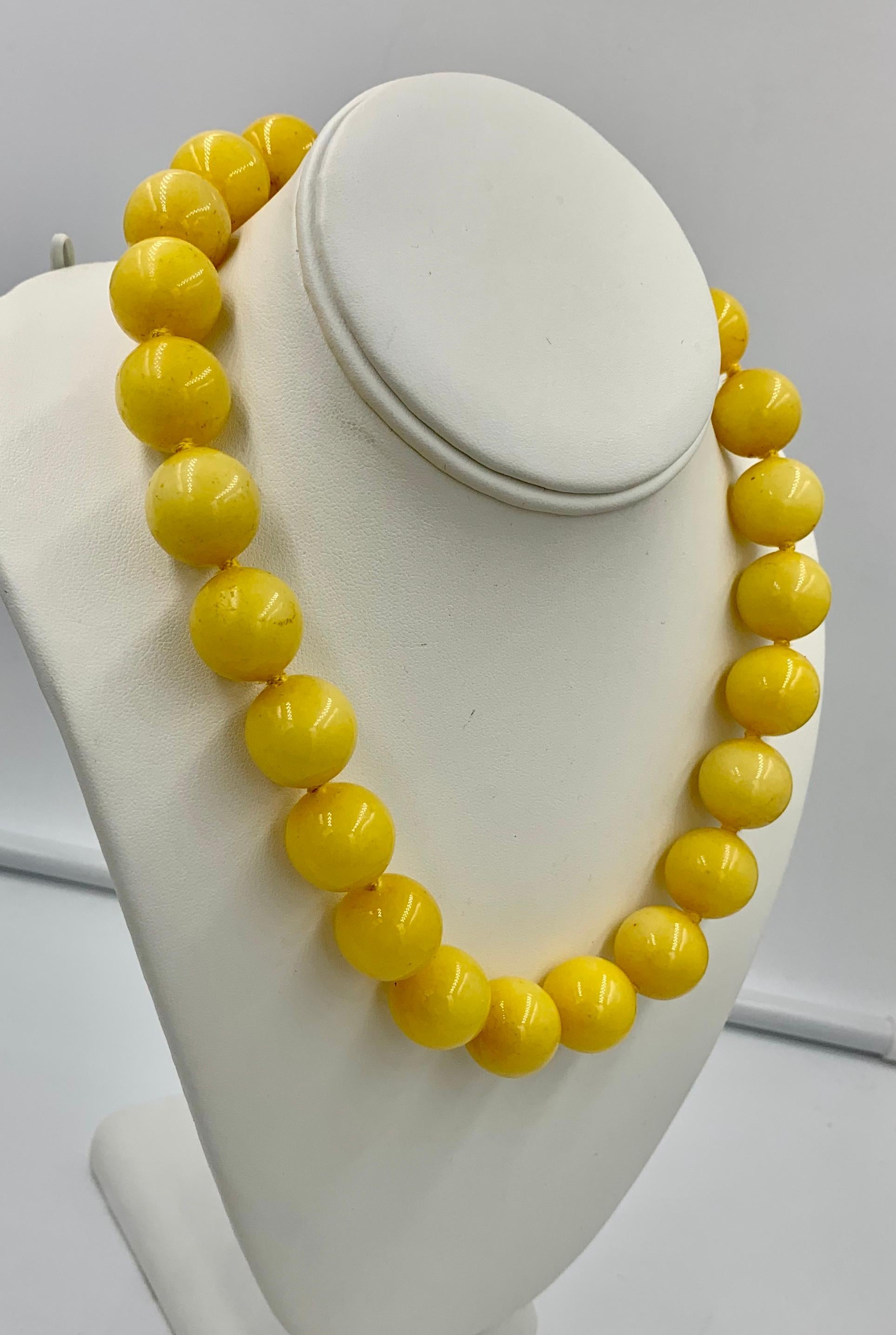 Retro Yellow Chalcedony Necklace Beads In Good Condition In New York, NY
