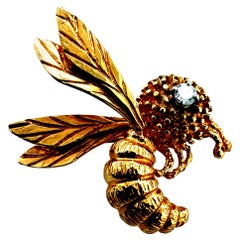Retro Yellow Gold 0.13 Carat Natural Diamond Bee Brooch Pin Circa 1985