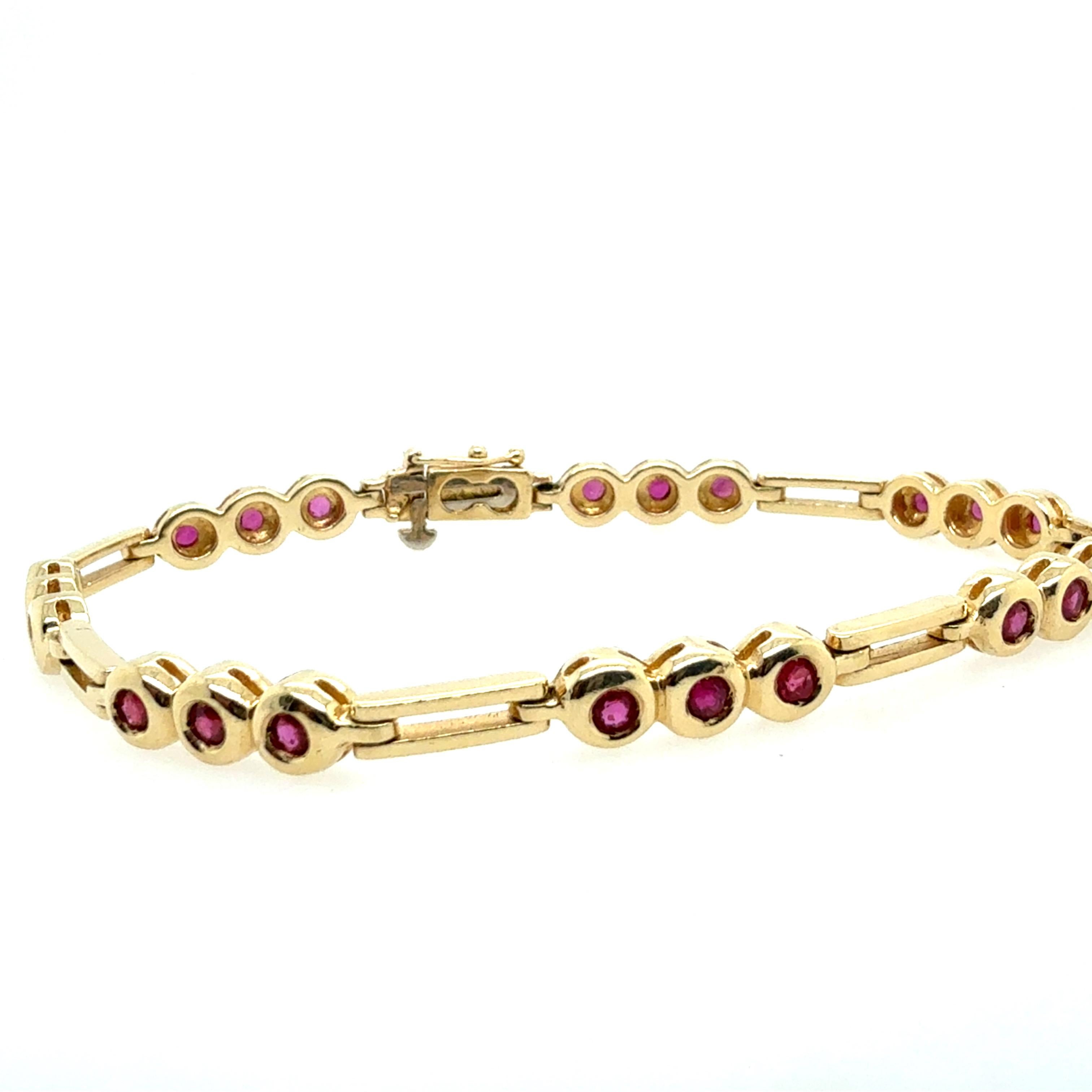 Bracelet rétro en or jaune 14K serti de 21 rubis rouges naturels, pesant environ 0,65 carats au total. Le bracelet mesure 7 pouces de long et pèse 13,5 g.