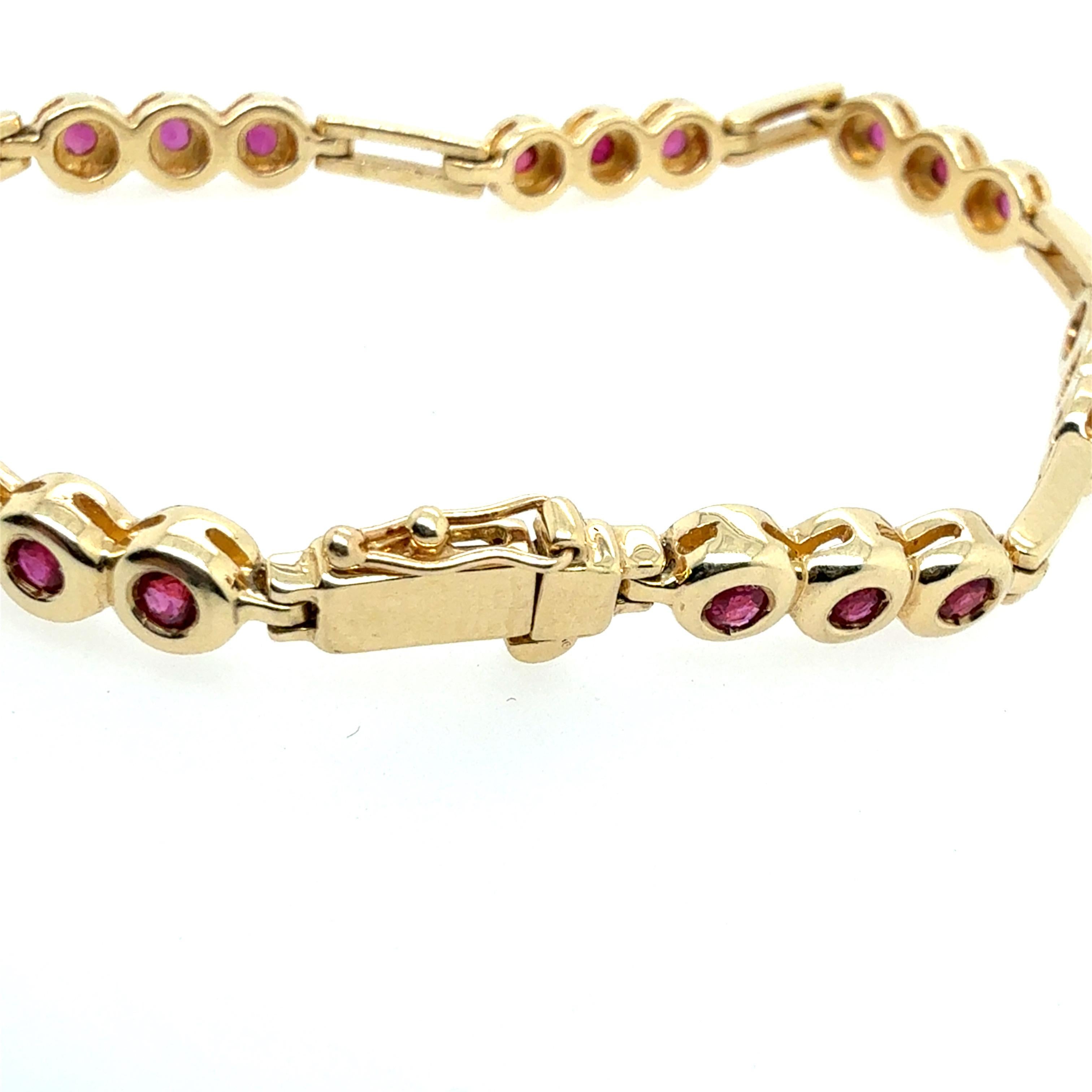 Rétro Bracelet rétro en or jaune 0,65 carat de rubis rouge naturel Circa 1980 en vente