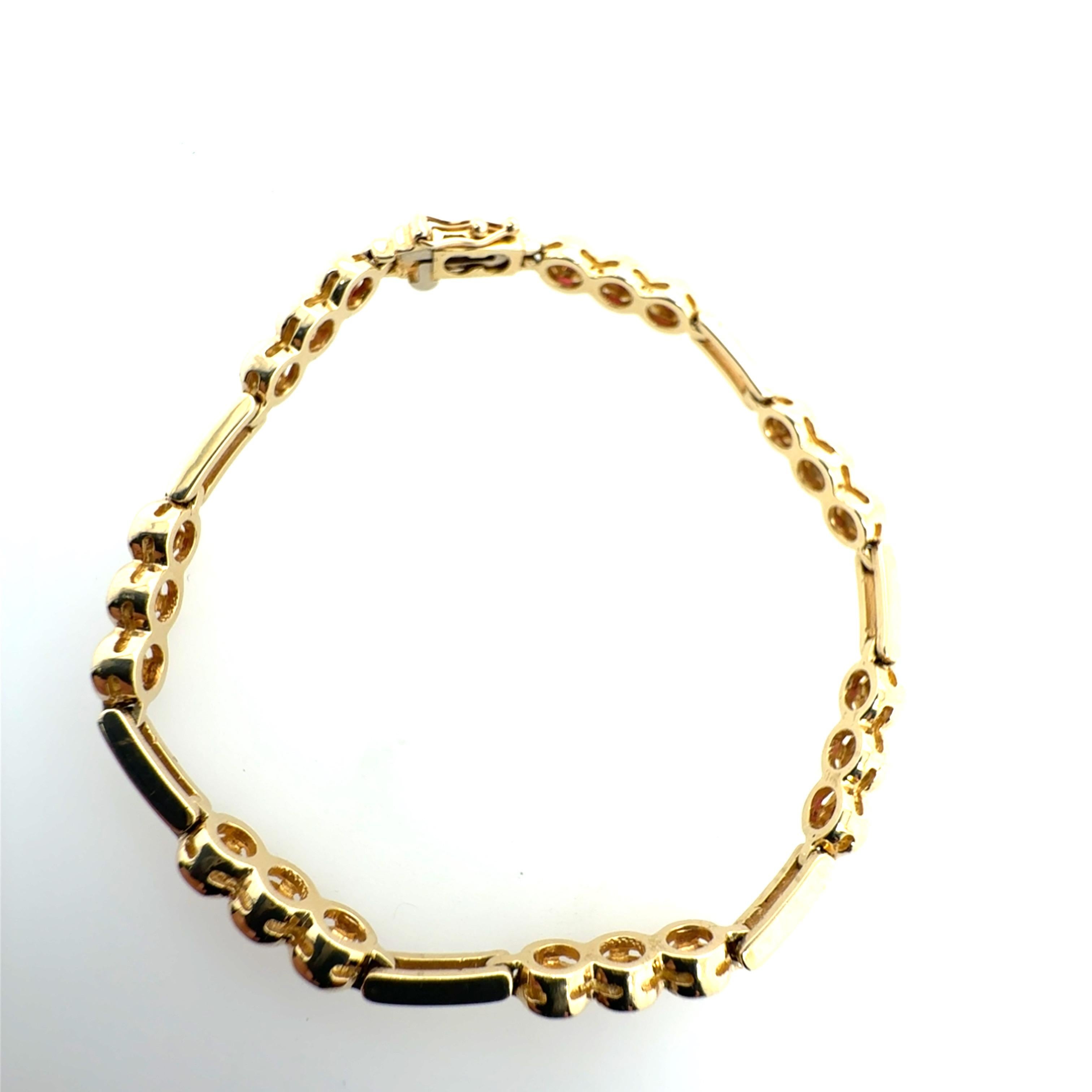 Taille ronde Bracelet rétro en or jaune 0,65 carat de rubis rouge naturel Circa 1980 en vente