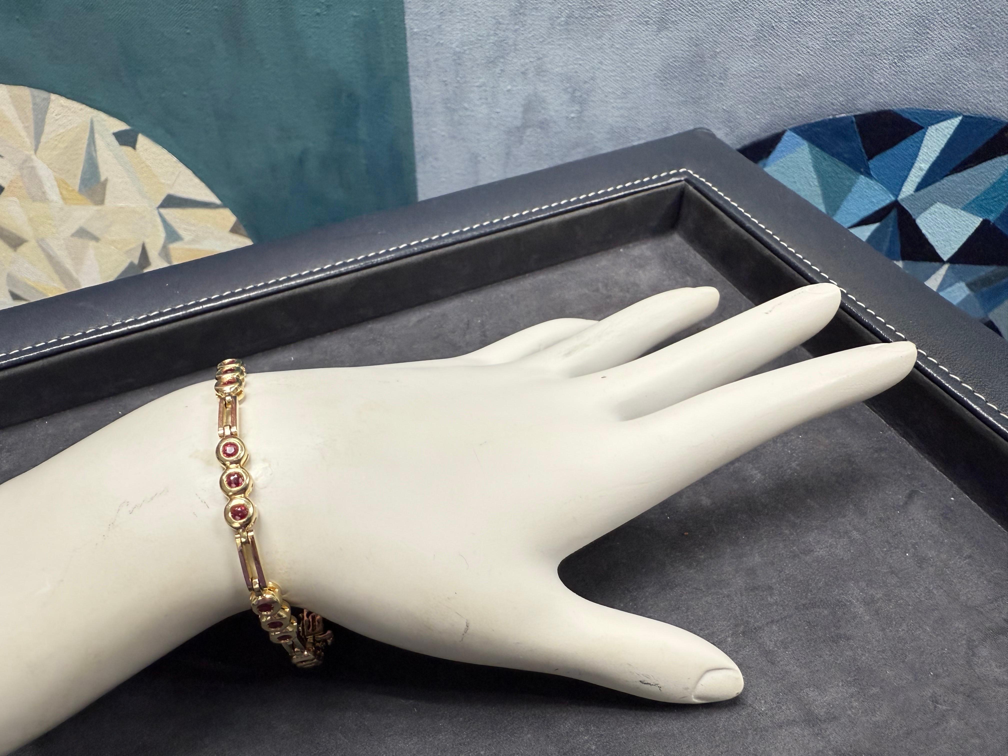 Bracelet rétro en or jaune 0,65 carat de rubis rouge naturel Circa 1980 Bon état - En vente à Los Angeles, CA