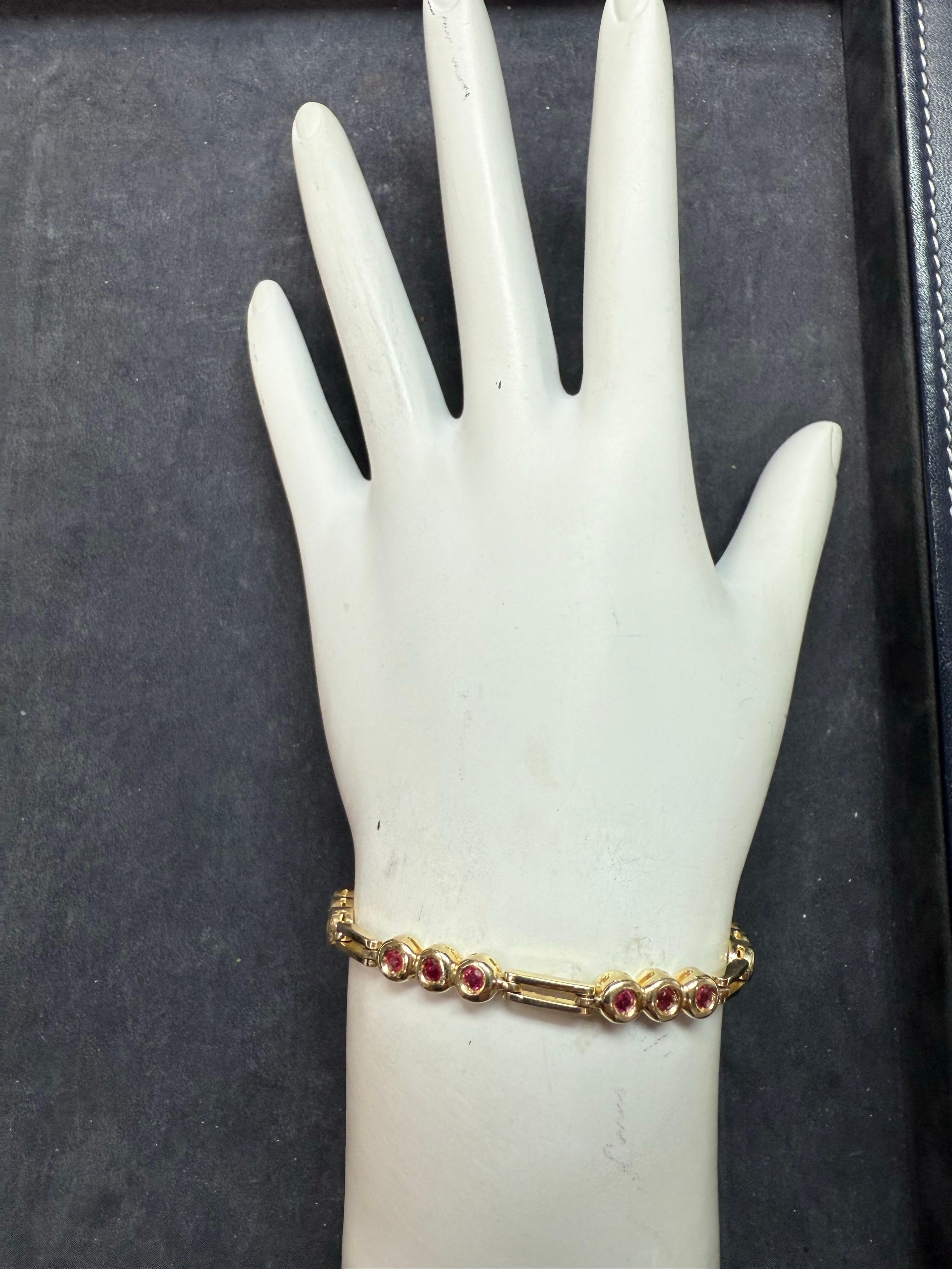 Bracelet rétro en or jaune 0,65 carat de rubis rouge naturel Circa 1980 Pour femmes en vente