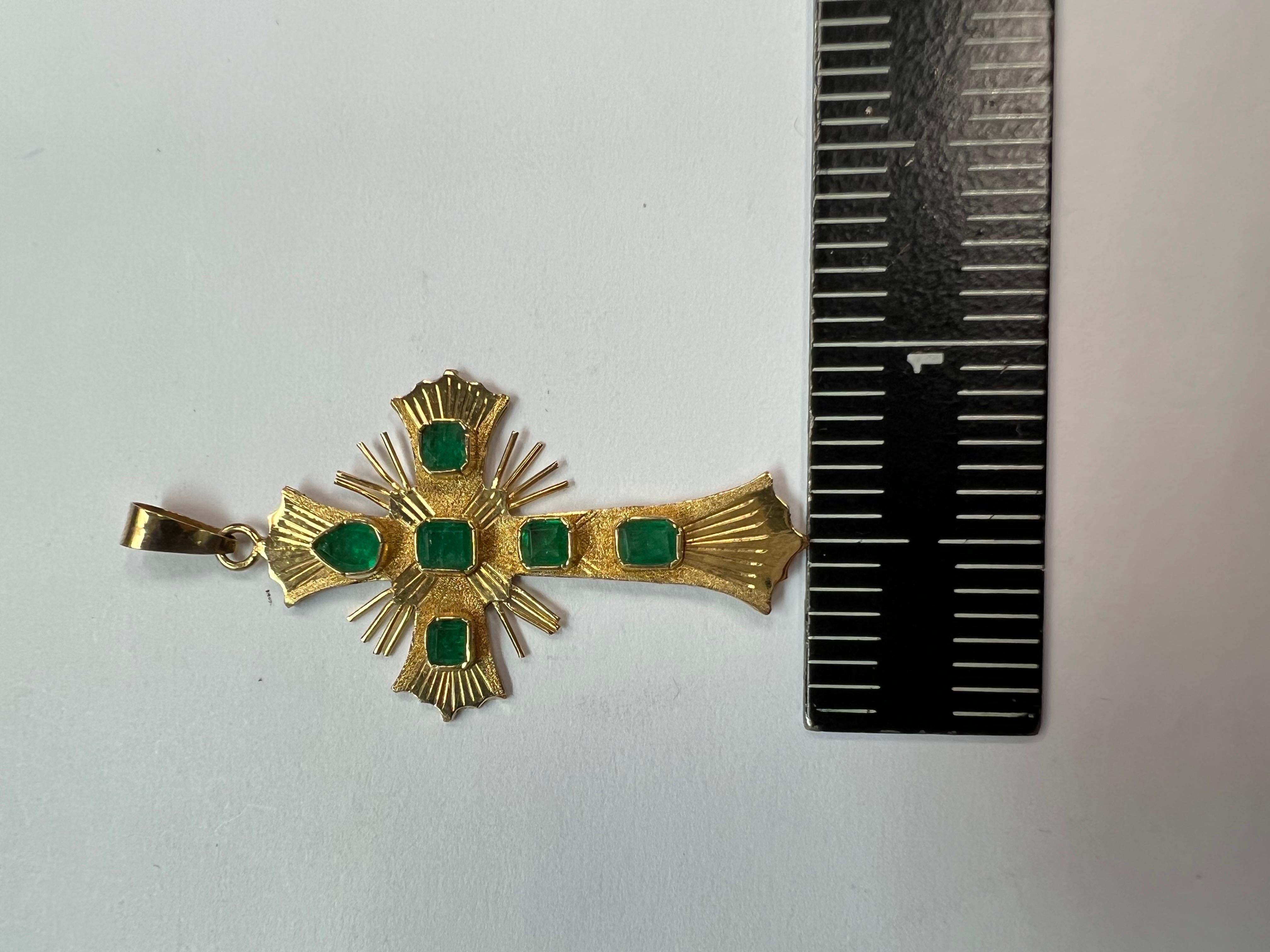 Retro Yellow Gold 1 Carat Natural Green Emerald Cross Pendant, Circa 1970 In Good Condition For Sale In Los Angeles, CA