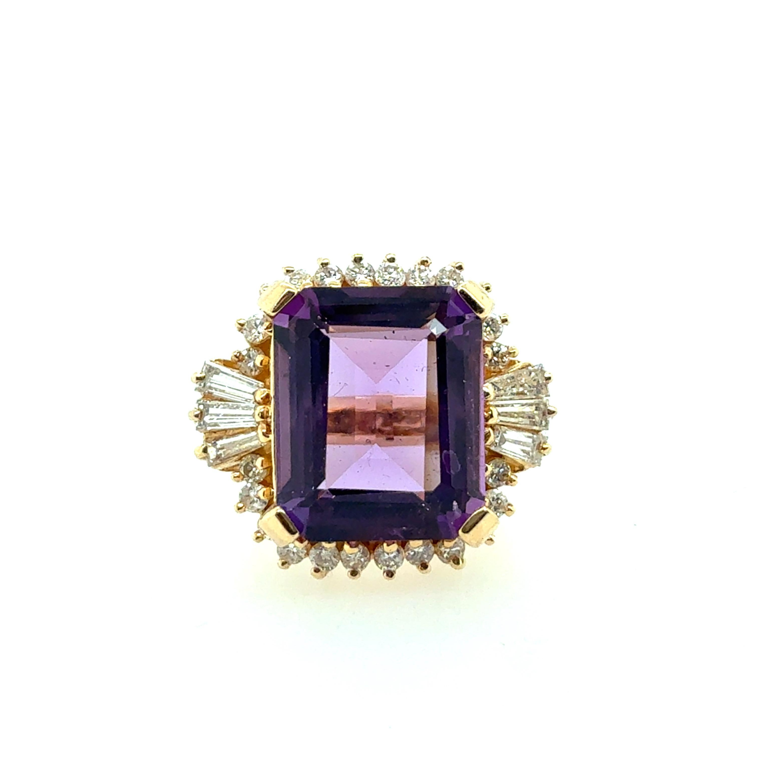 Bague de cocktail de style ballerine en or jaune 14 carats, ornée d'une améthyste violette naturelle de taille émeraude mesurant environ 14,2 × 11,7 × 8 mm et pesant environ 9 carats. La pierre centrale est entourée de 24 diamants ronds naturels de