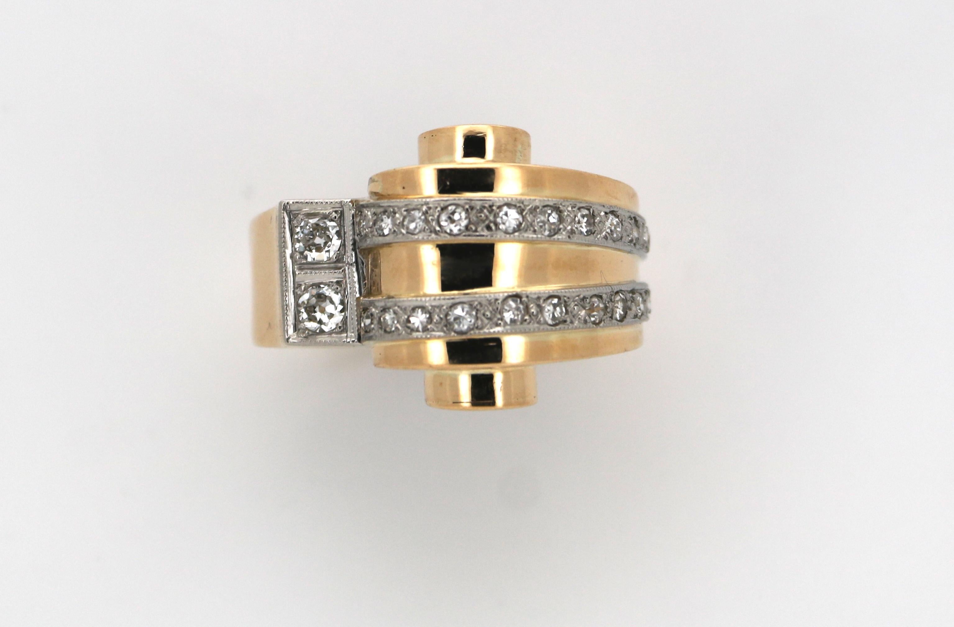 Un anello con carro armato francese anni '40 in oro giallo 18k, unico e fatto a mano, con 22 diamanti taglio svizzero e 2 diamanti taglio brillante in tipico stile retro anni '40. 

Il peso totale stimato dei diamanti è di circa 0,50ct, il colore è