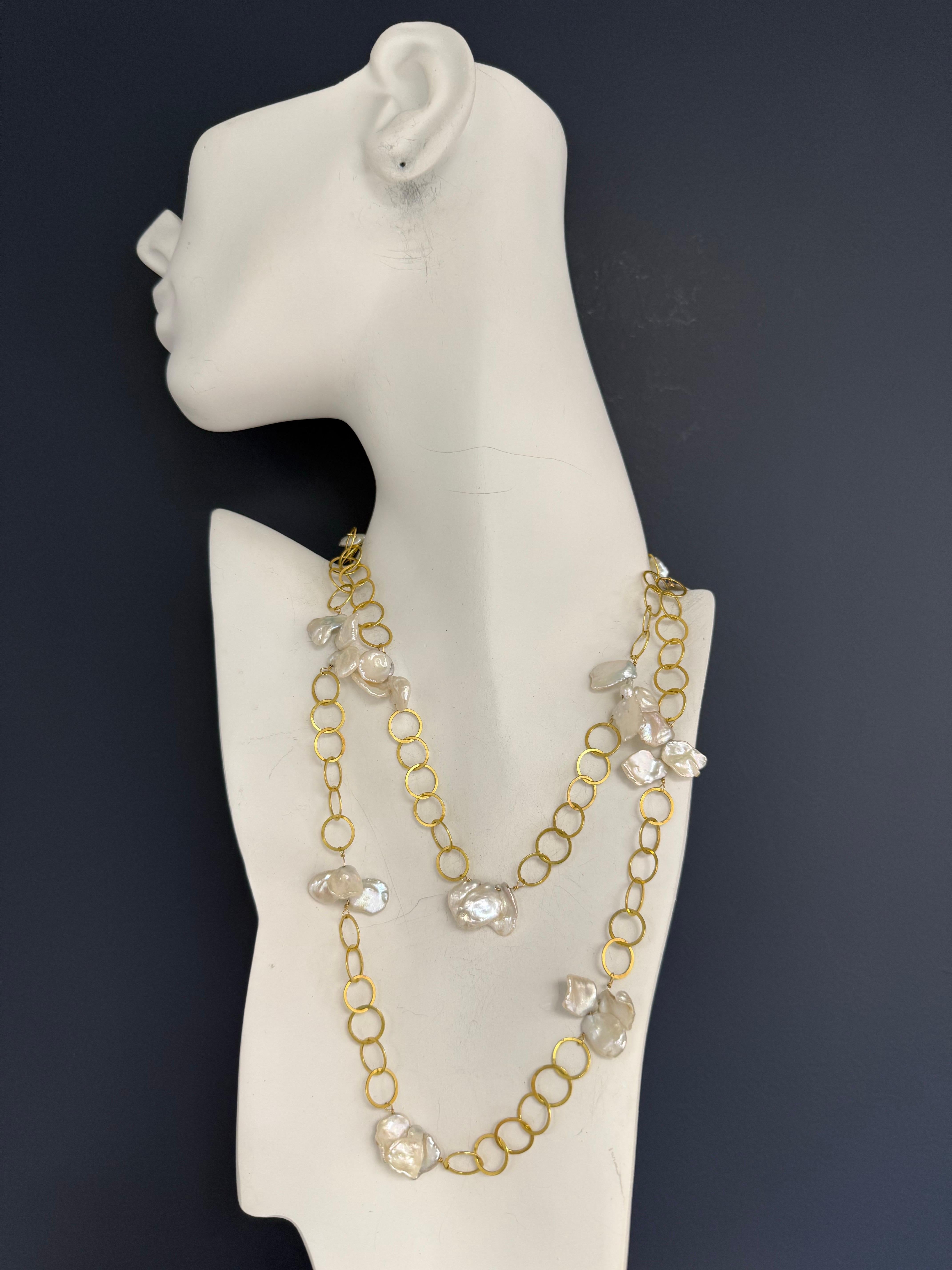 Collana Opera in oro giallo retrò con perle Keshi da 36 pollici
Elegante collana da opera in oro giallo retrò da 36 pollici con un design circolare ad anello che collega 36 perle Keshi bianche naturali disposte in 12 gruppi di tre. Ogni perla misura