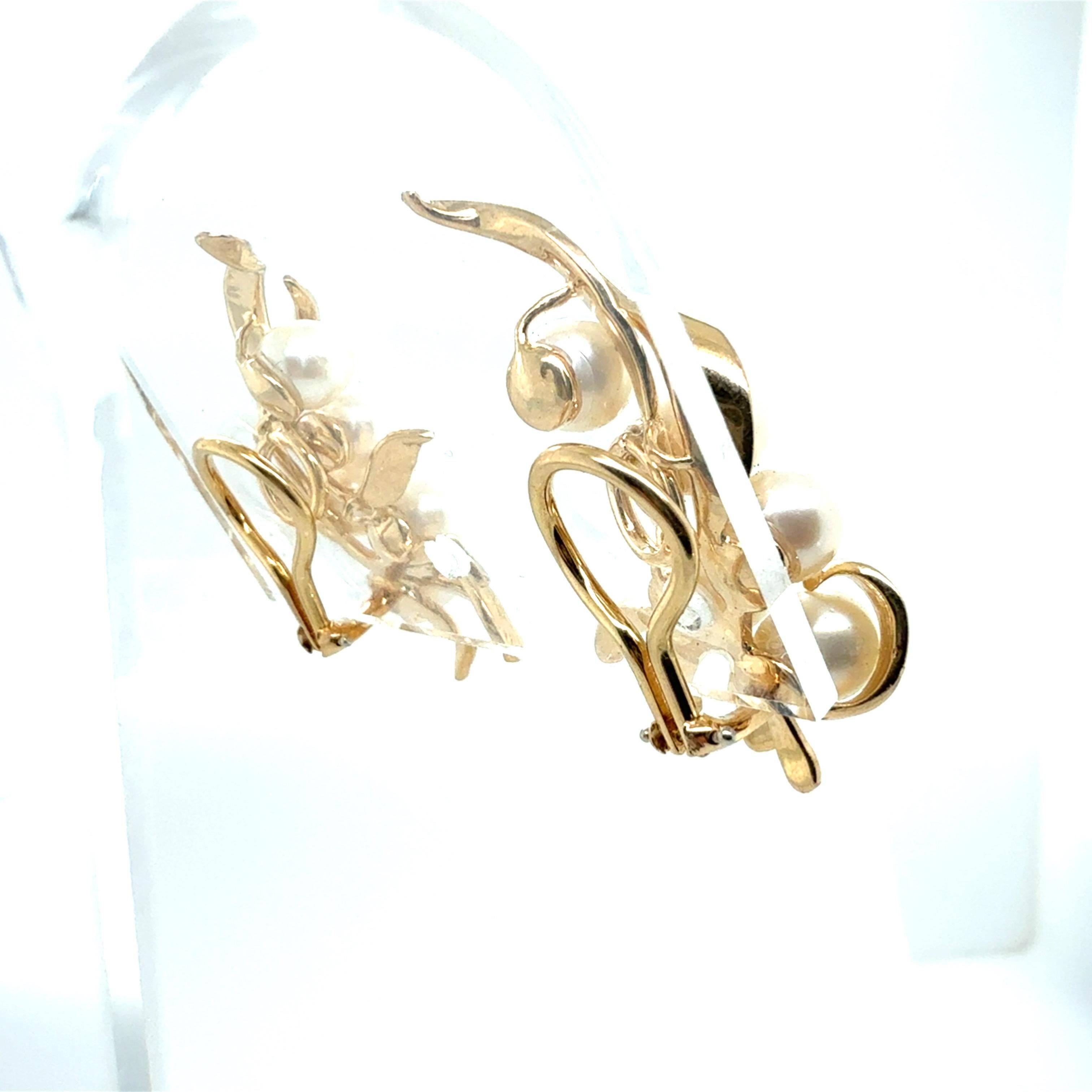 Donna Orecchini a clip in oro giallo retrò con perle coltivate da 7 mm CIRCA 1970 in vendita