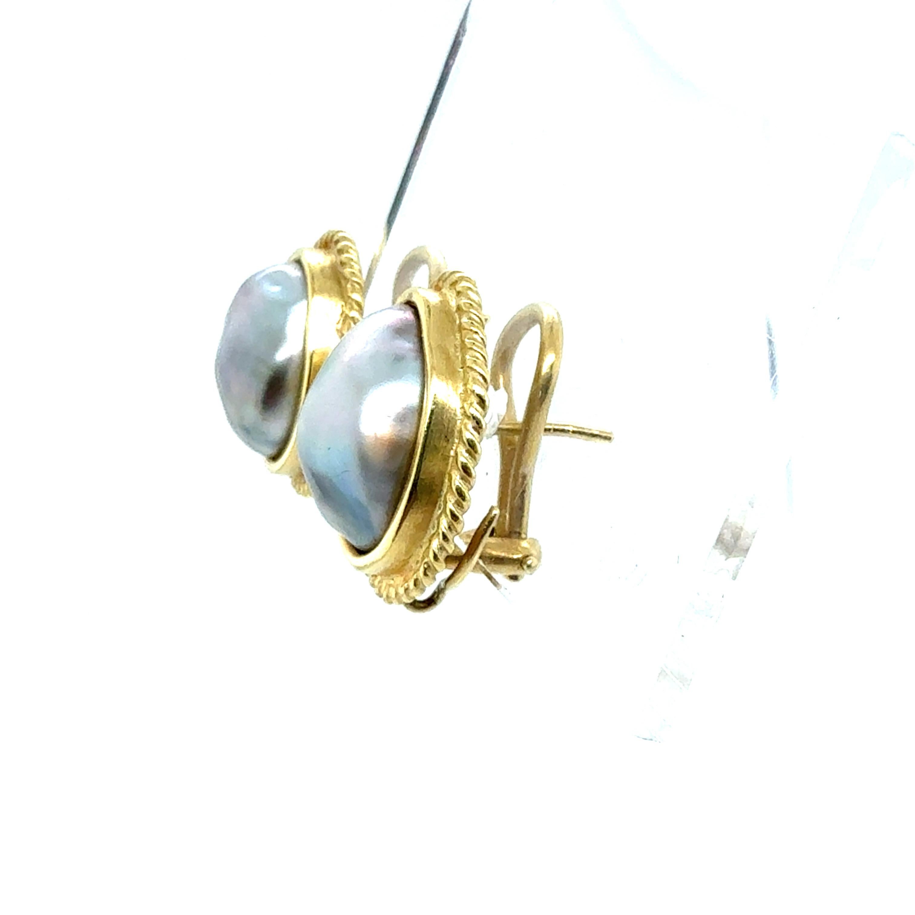 Grezzo Orecchini con perle barocche nere di Tahiti in oro giallo retrò Circa 1995 in vendita