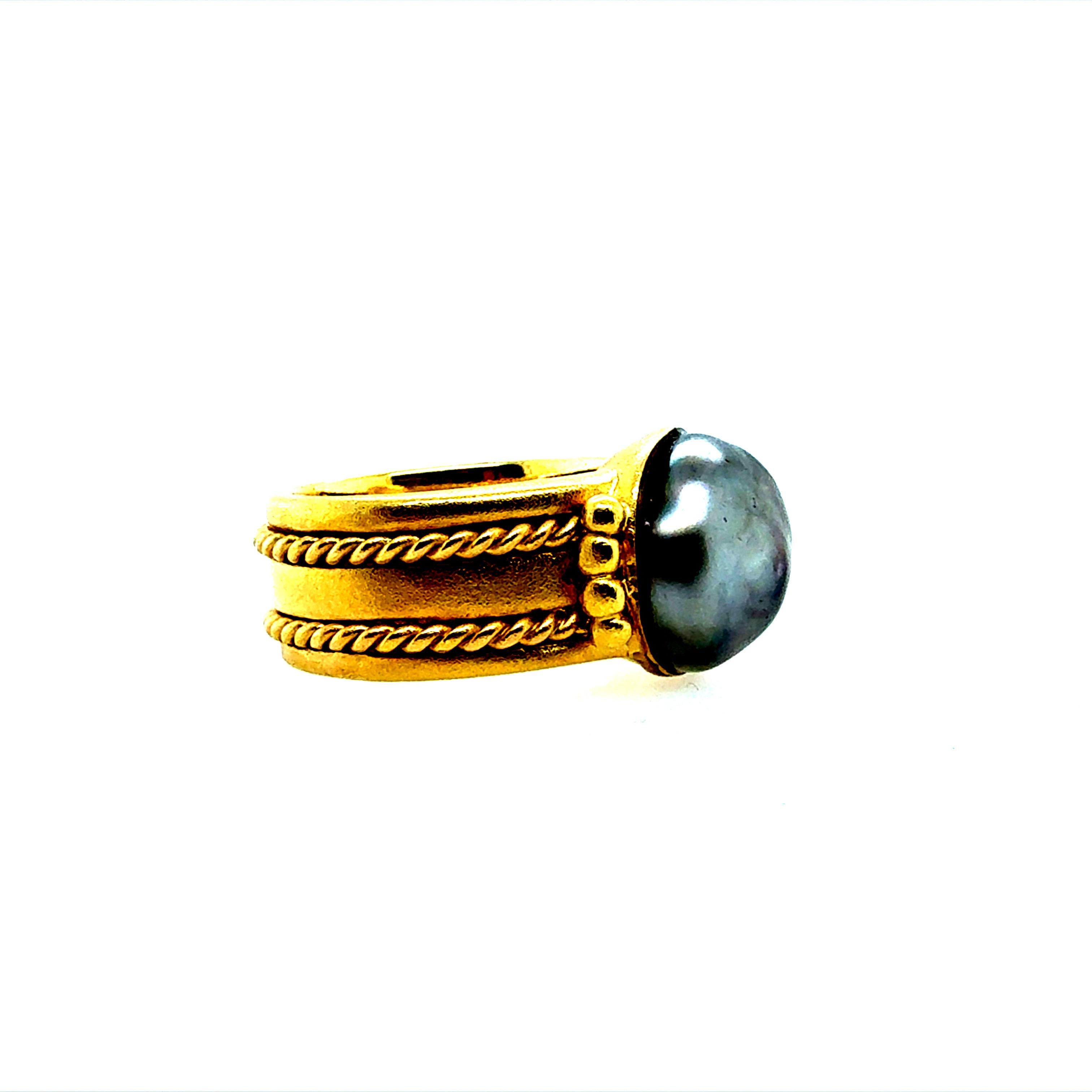 Bague rétro en or jaune circa 2000, ornée d'une perle baroque naturelle noire de Tahiti mesurant environ 11,5 mm de diamètre. L'anneau audacieux mesure environ 8,3 mm de large et la bague est de taille 5,25. Le poids total est d'environ 12,6
