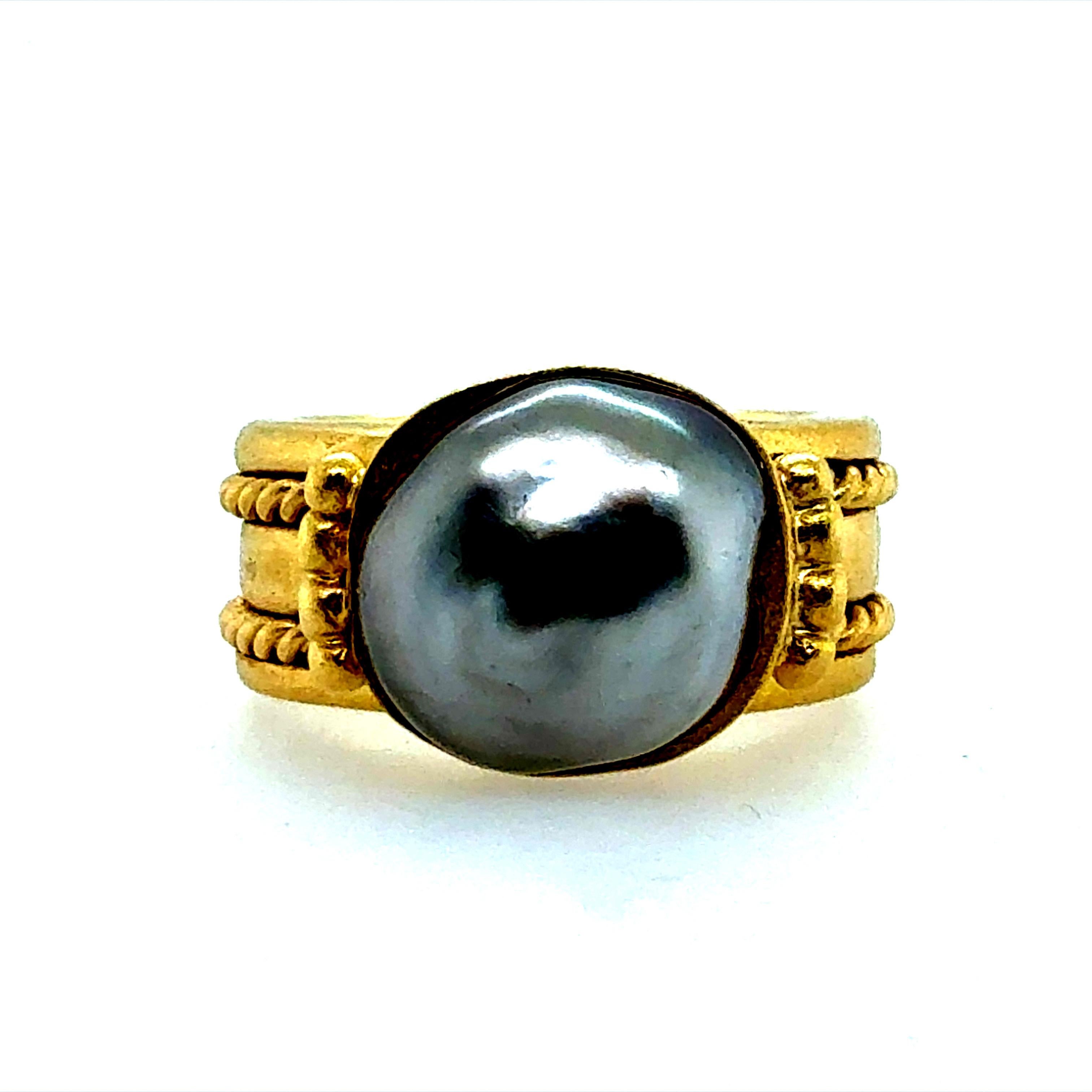 Rétro Bague rétro en or jaune avec perle baroque de Tahiti Circa 2000 en vente