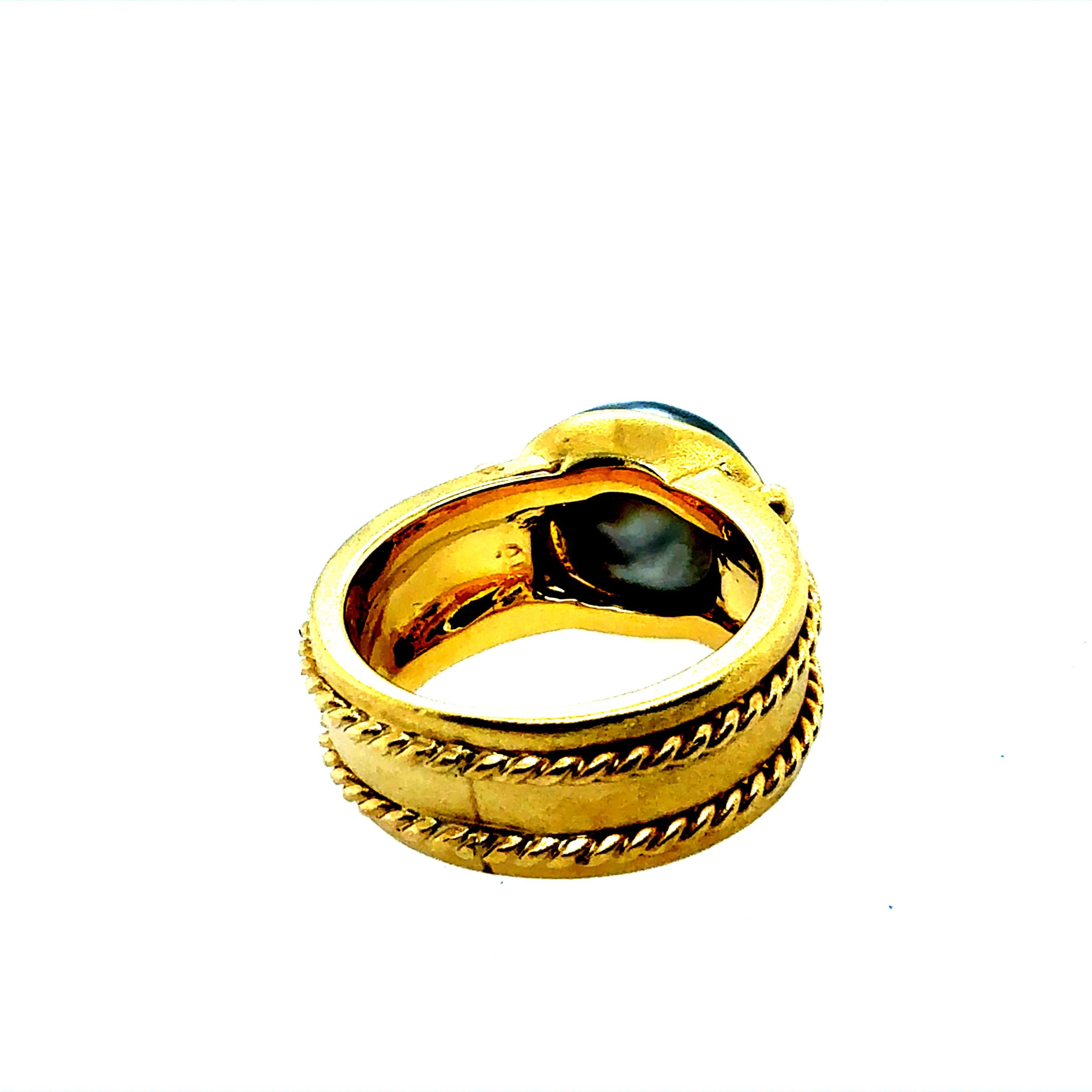 Non taillé Bague rétro en or jaune avec perle baroque de Tahiti Circa 2000 en vente