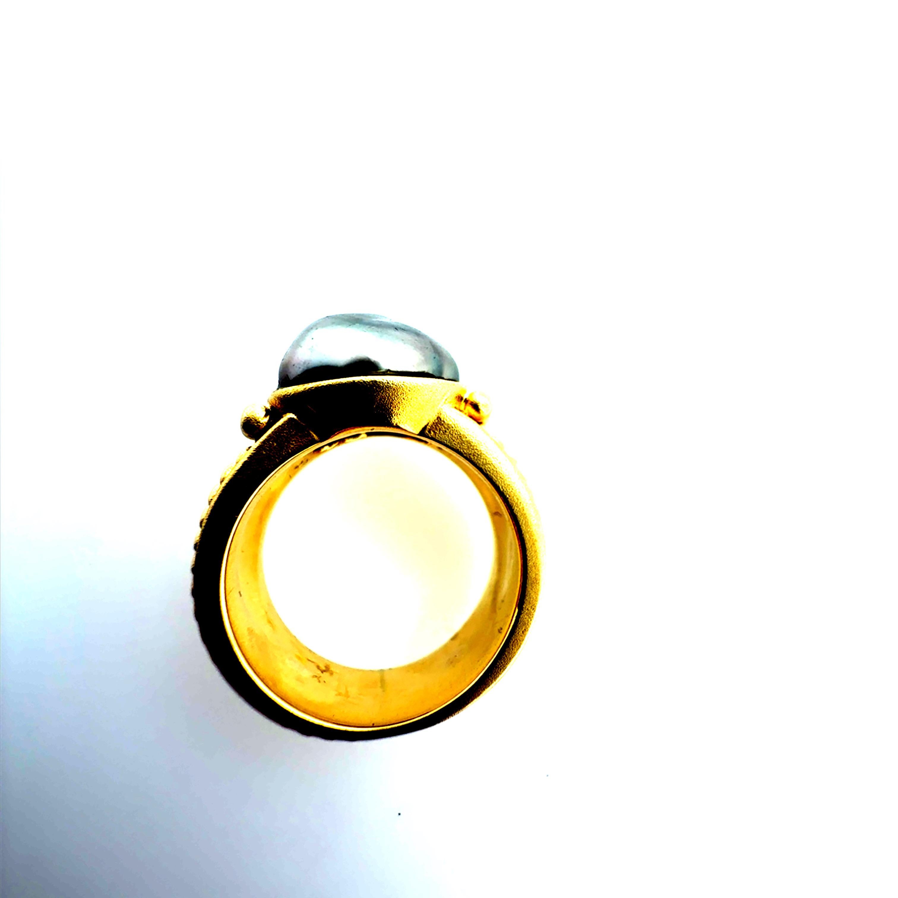 Bague rétro en or jaune avec perle baroque de Tahiti Circa 2000 Pour femmes en vente