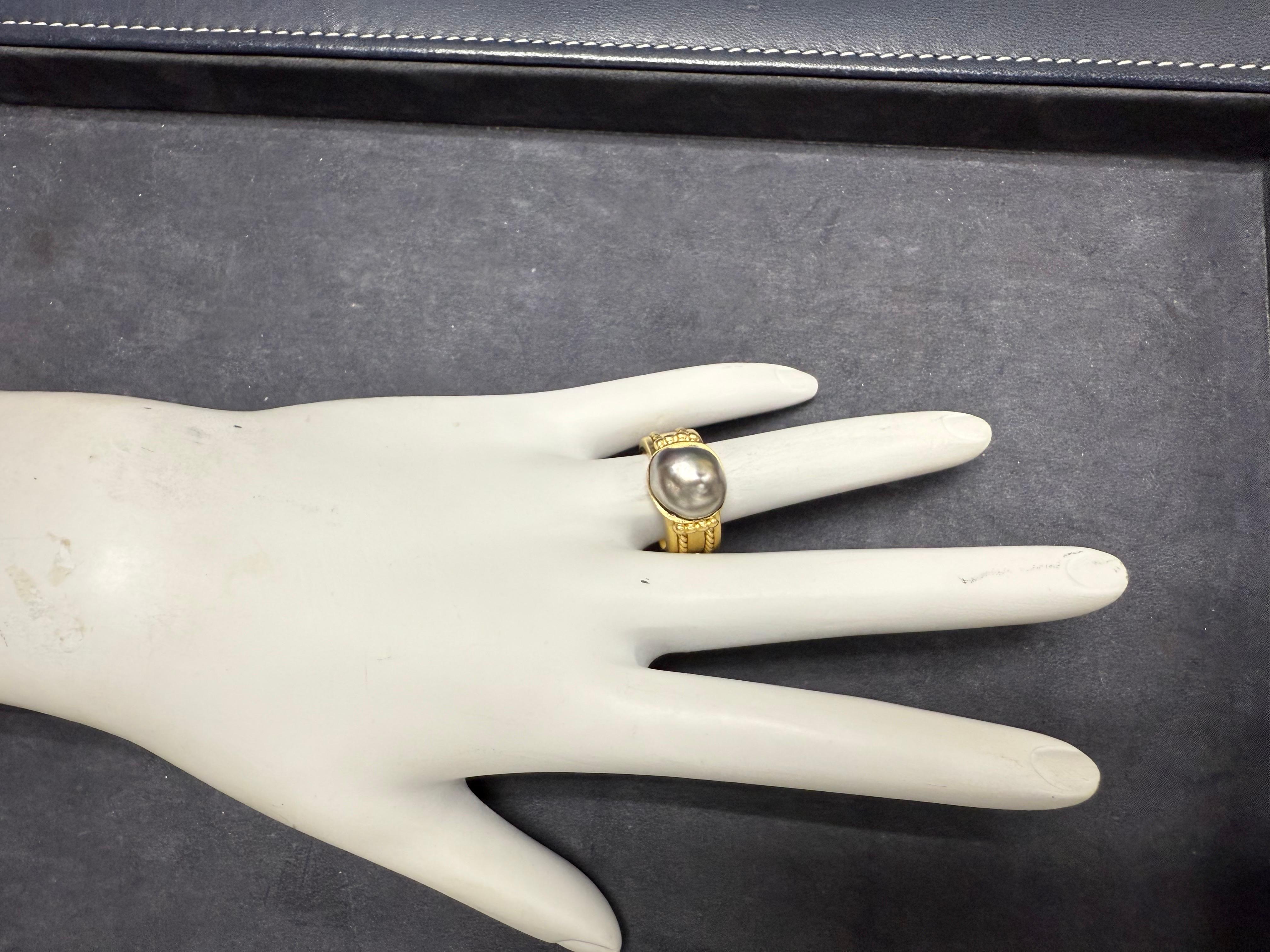 Bague rétro en or jaune avec perle baroque de Tahiti Circa 2000 en vente 1