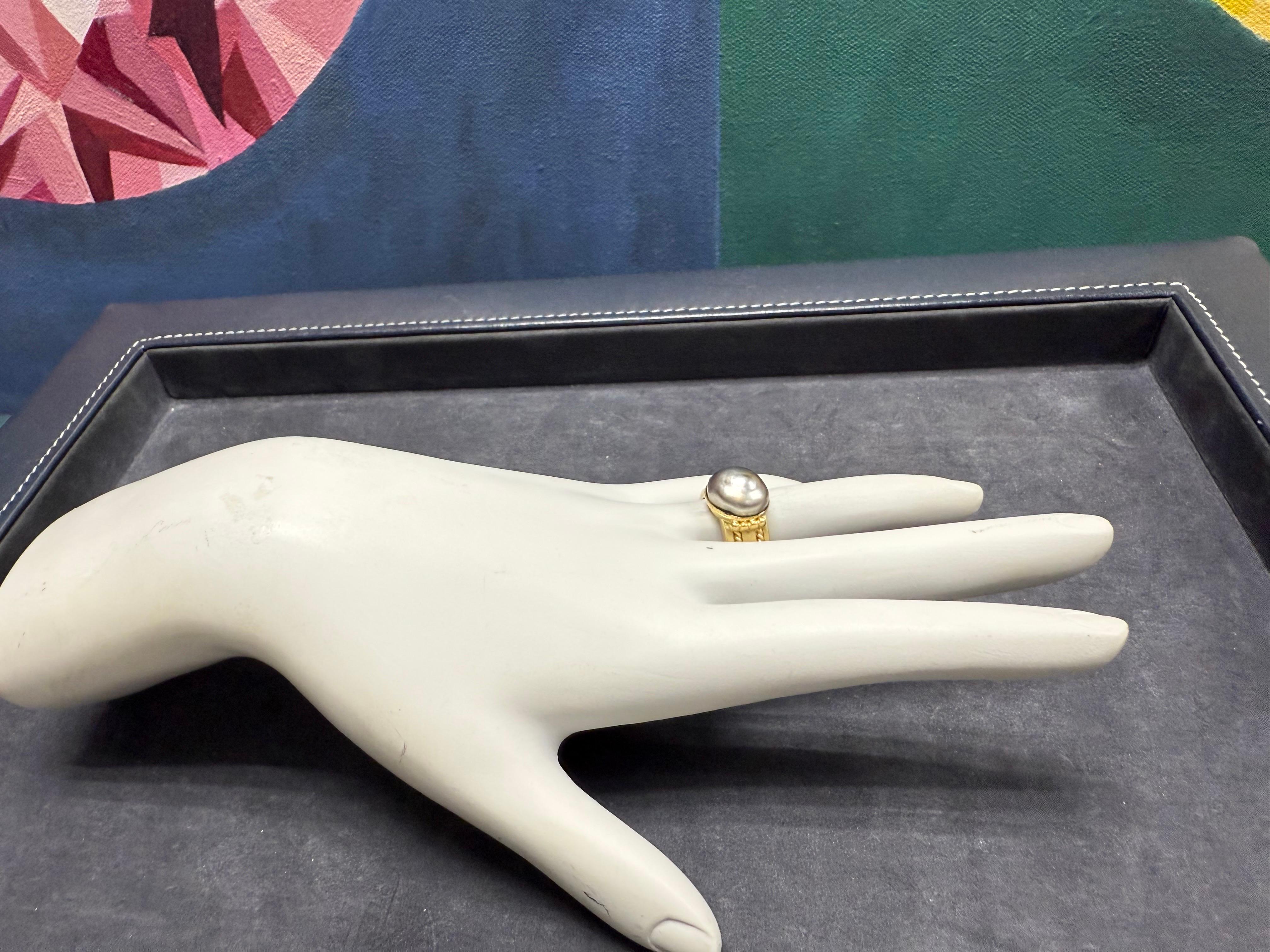 Bague rétro en or jaune avec perle baroque de Tahiti Circa 2000 en vente 2