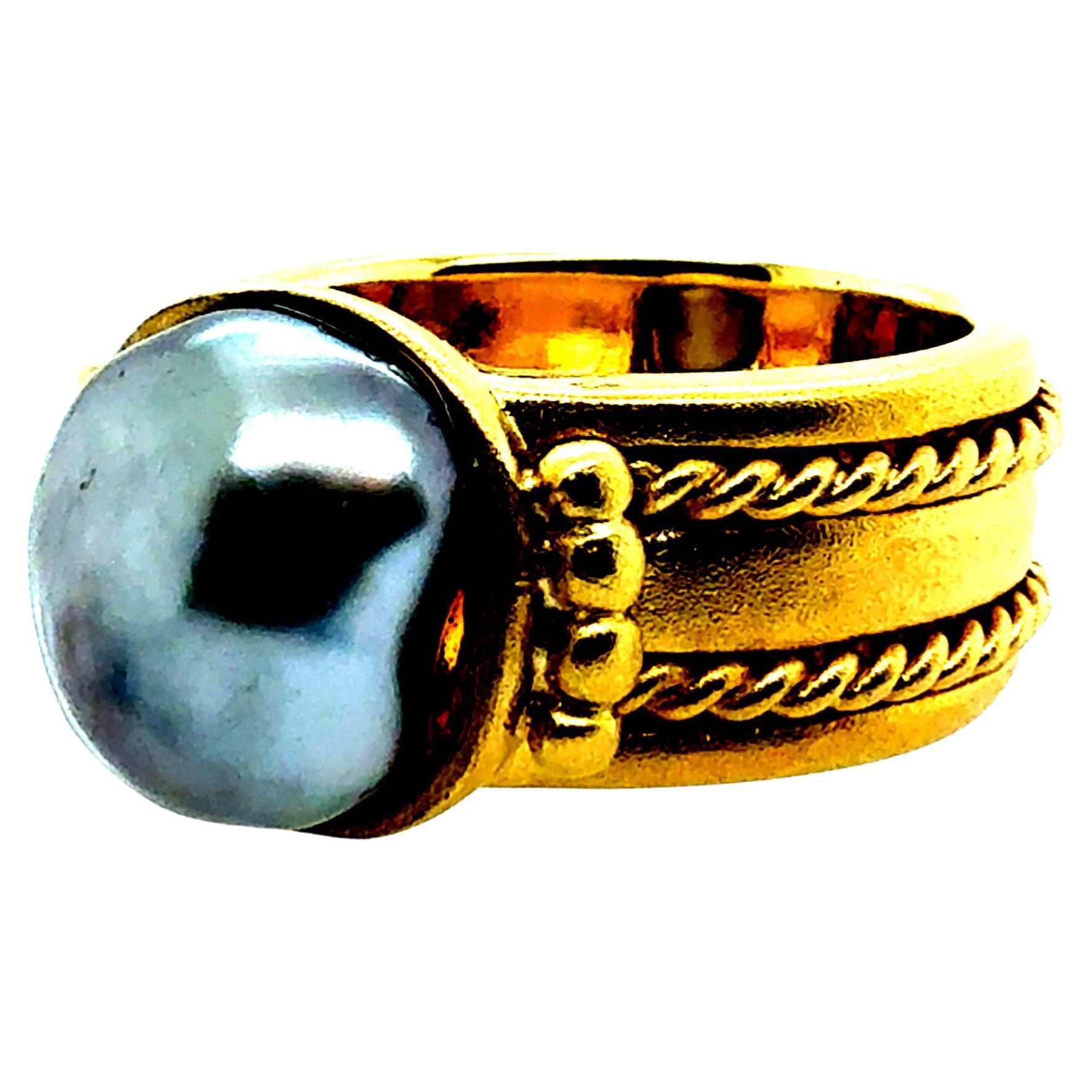 Bague rétro en or jaune avec perle baroque de Tahiti Circa 2000 en vente