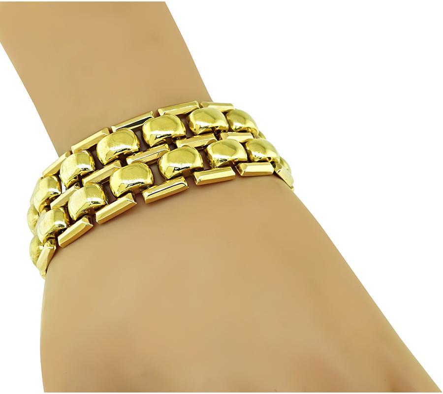 Voici un élégant bracelet en or jaune 18 carats de l'époque Eleg. Le bracelet mesure 23 mm de large et 7 3/4 pouces de long. Le bracelet est estampillé 750 et pèse 52 grammes.