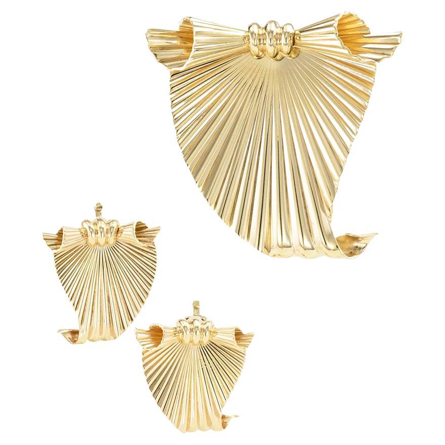 Retro Yellow Gold Brooch Matching Earrings Set For Sale