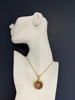 Colgante retro de oro amarillo con moneda china de bronce y diamantes, de alrededor de 1980