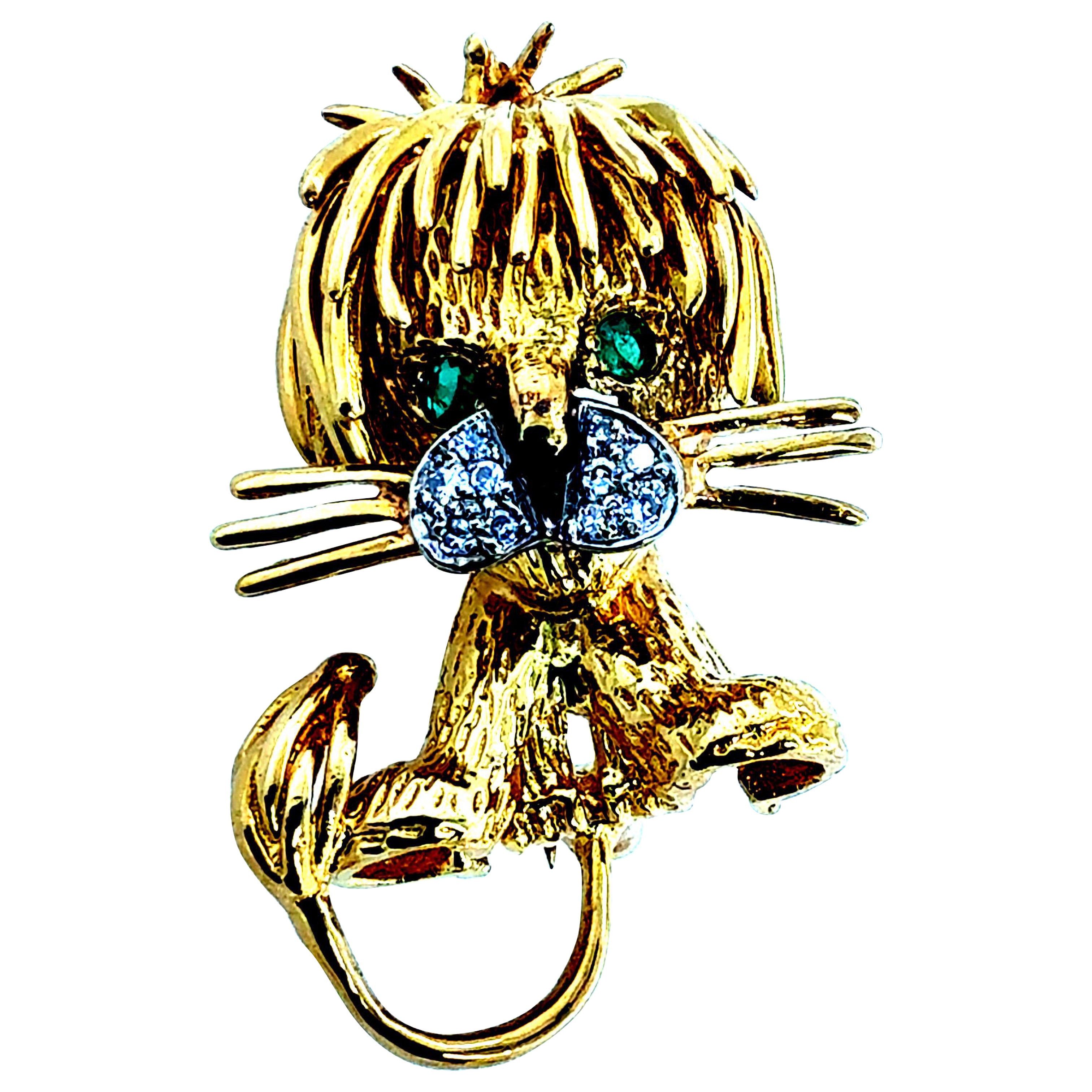 Broche chat rétro en or jaune avec diamants et émeraudes Circa 1985