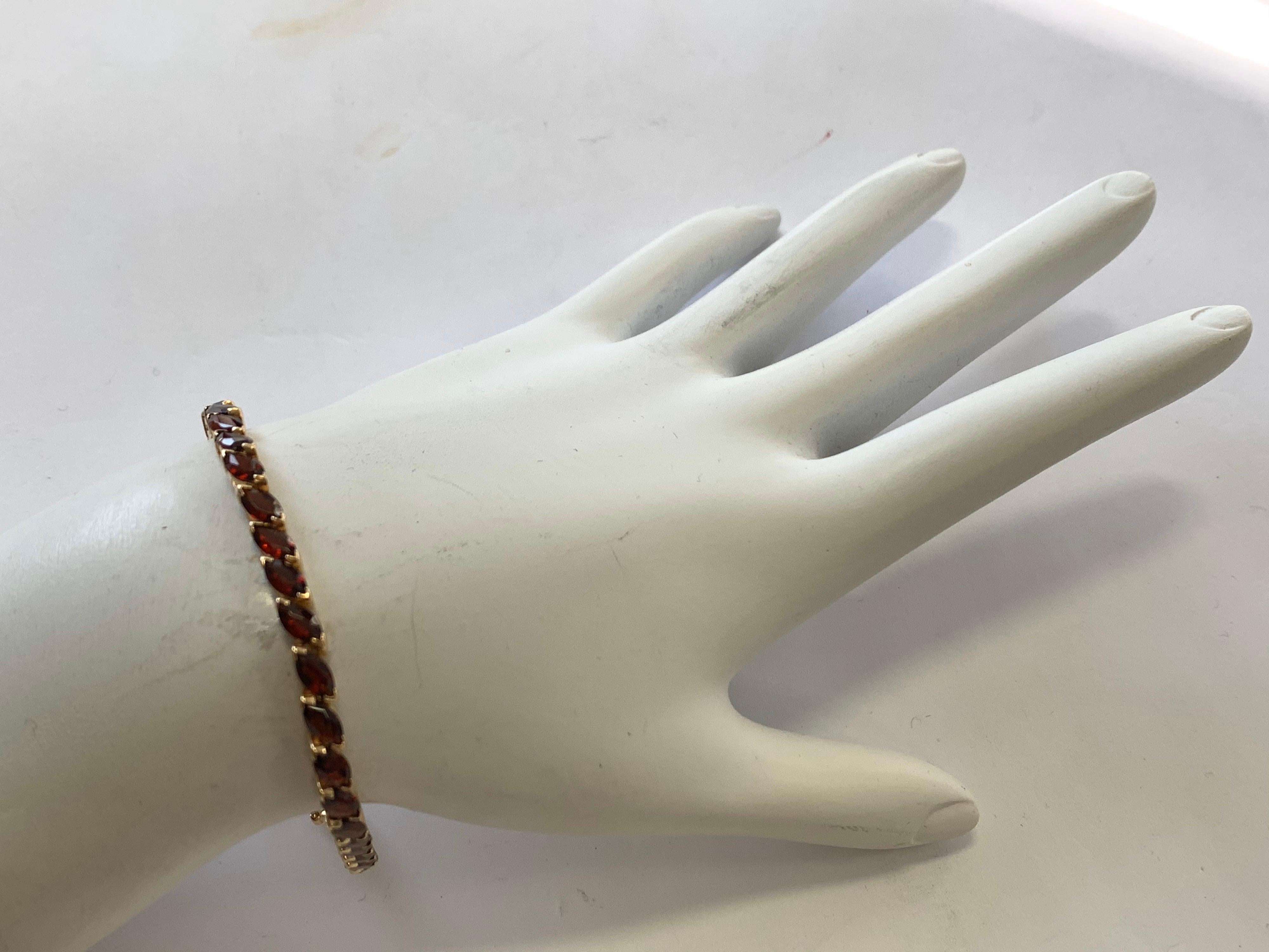 Retro Yellow Gold Estate Bracelet 35 Natural Red Marquise Garnet Gem Stone In Good Condition In Los Angeles, CA