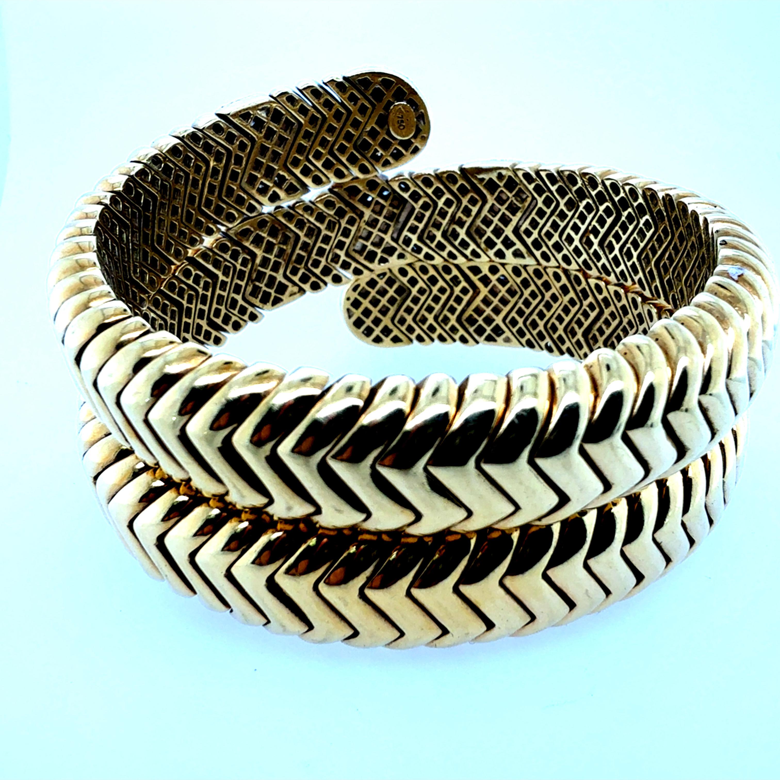 Dieses substanzielle, flexible Manschettenarmband aus 18 Karat Gelbgold im Retro-Stil ist mit ca. 147 farblosen, runden Diamanten im Brillantschliff besetzt, die eine durchgehende Umrandung über das Design bilden, mit einem Gesamtgewicht von ca. 1,4