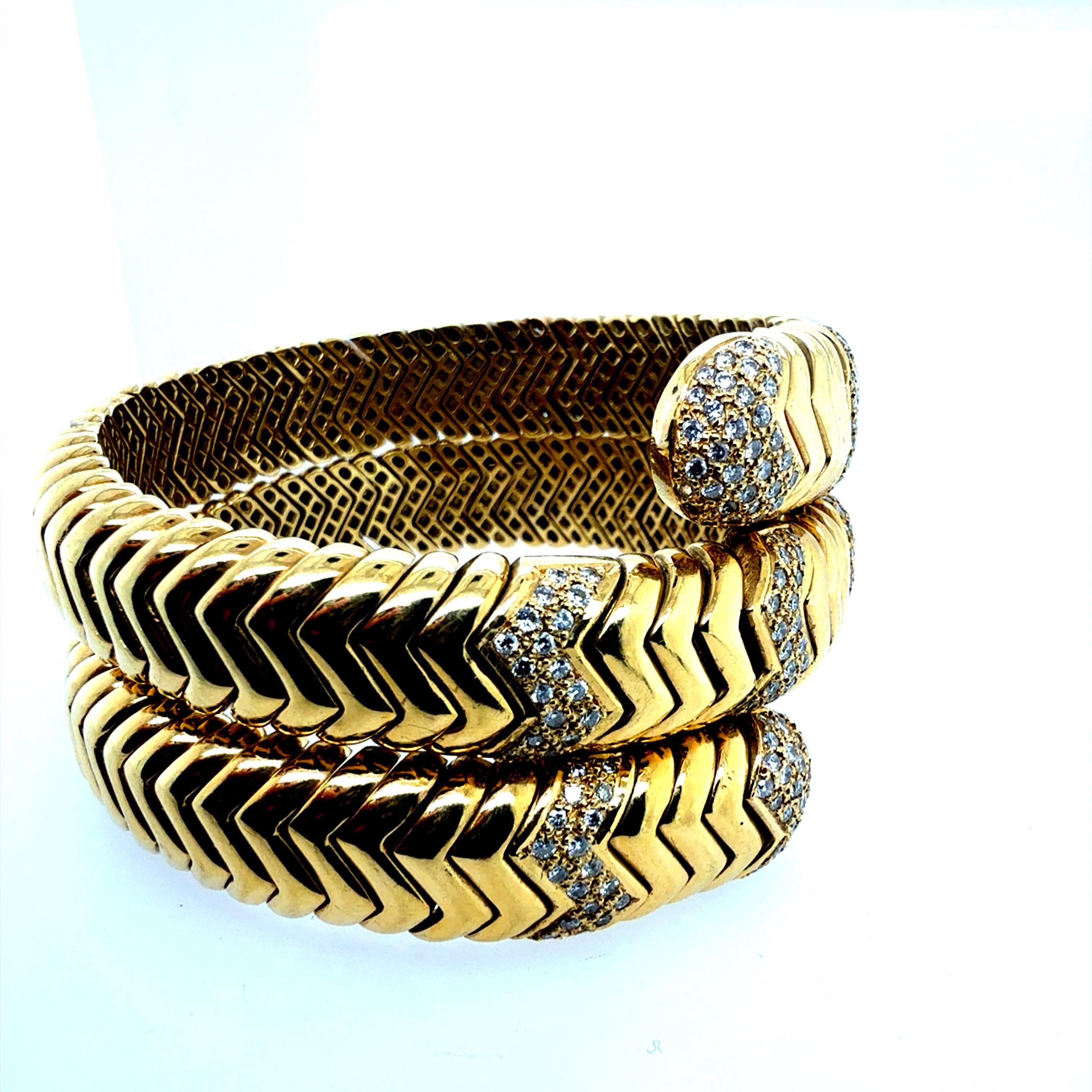 Retro Gelbgold Flexible Schlange Manschette Aussage Armband Circa 1970 (Rundschliff) im Angebot