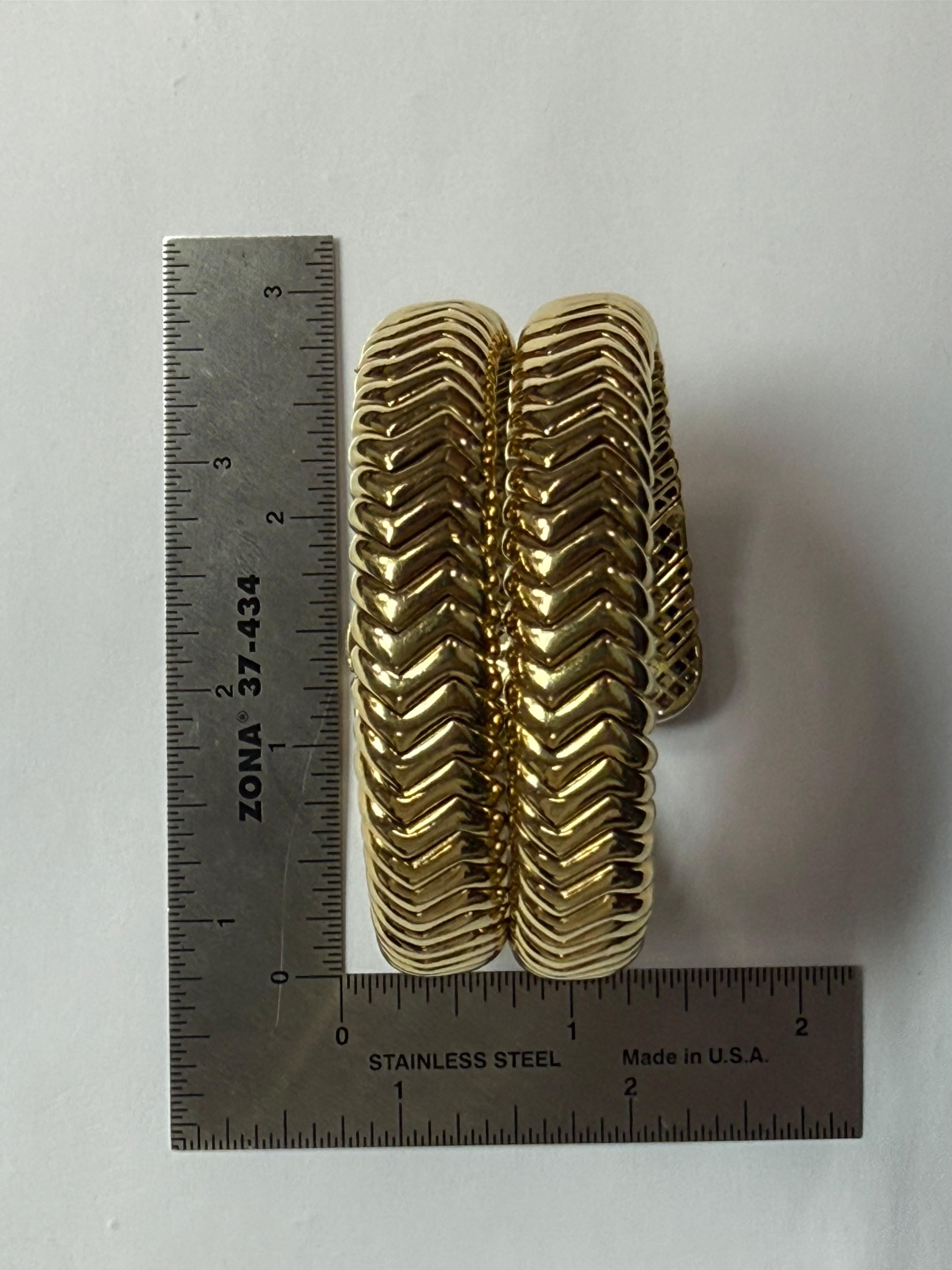 Retro Gelbgold Flexible Schlange Manschette Aussage Armband Circa 1970 im Angebot 3