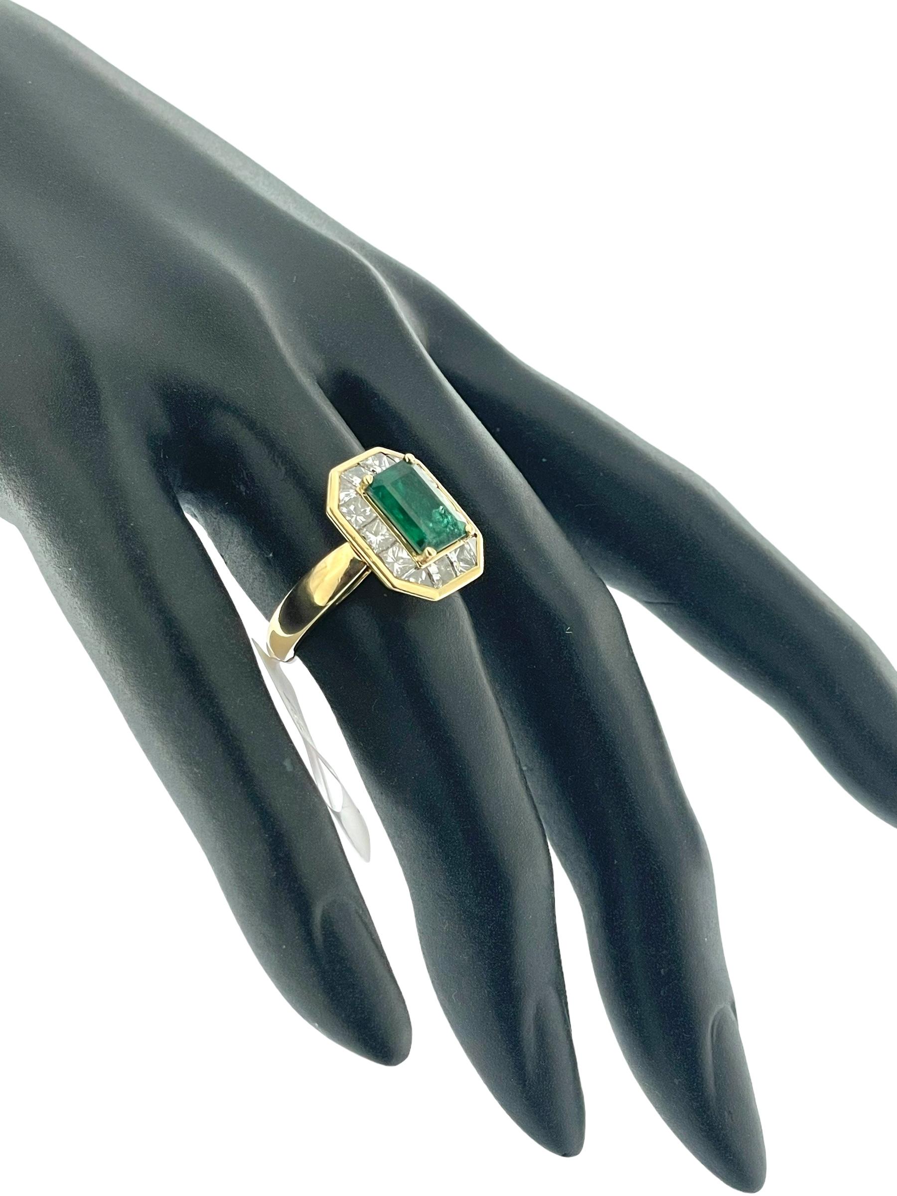 The Retro Yellow Gold French Cocktail Ring with Diamonds and Emerald is a stunning piece that combines vintage charm with exquisite craftsmanship. This ring, crafted from luxurious 18kt yellow gold, features a striking design that is both bold and