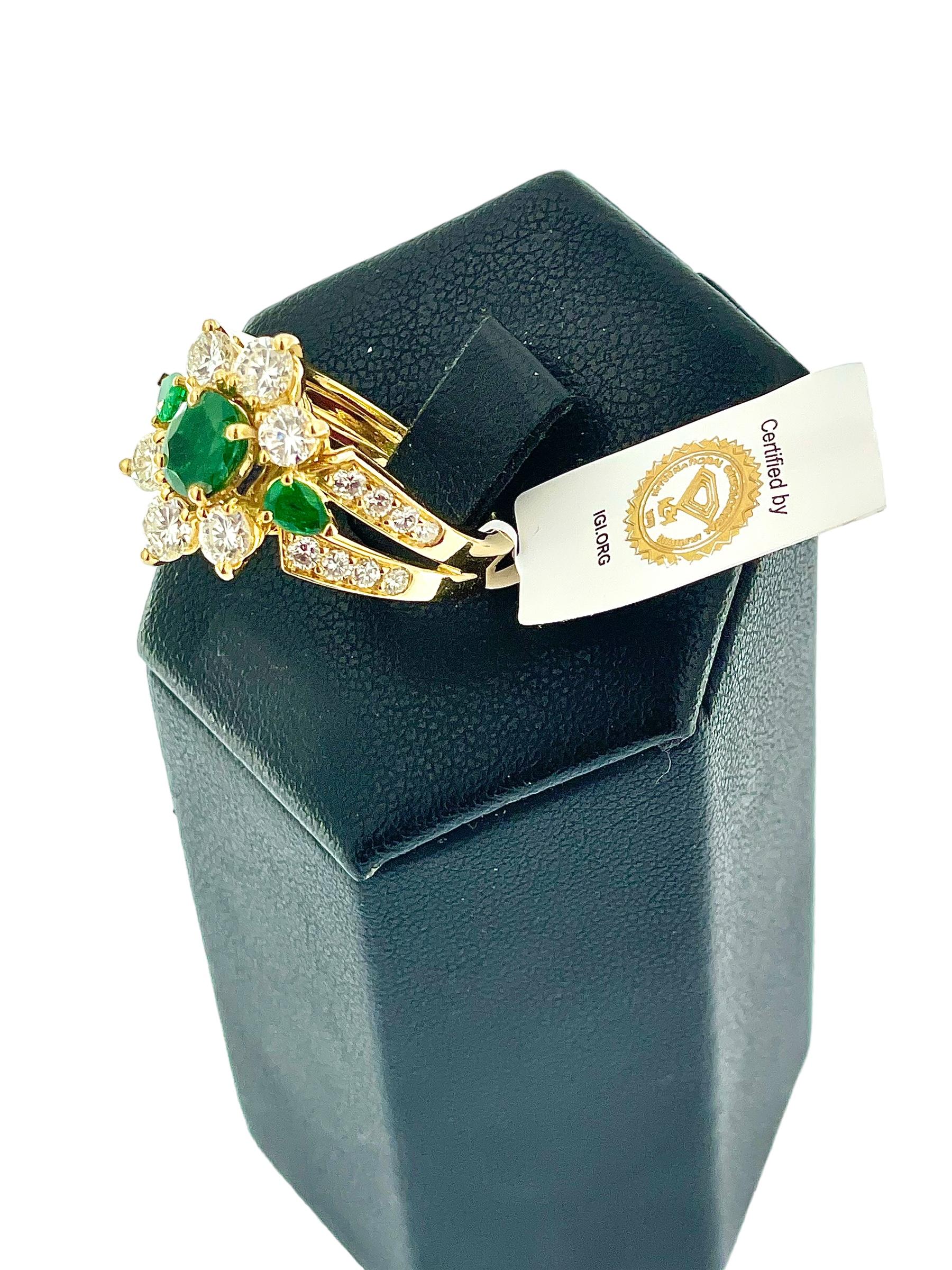 Bague cocktail française rétro en or jaune avec émeraudes et diamants certifiée IGI Pour femmes en vente