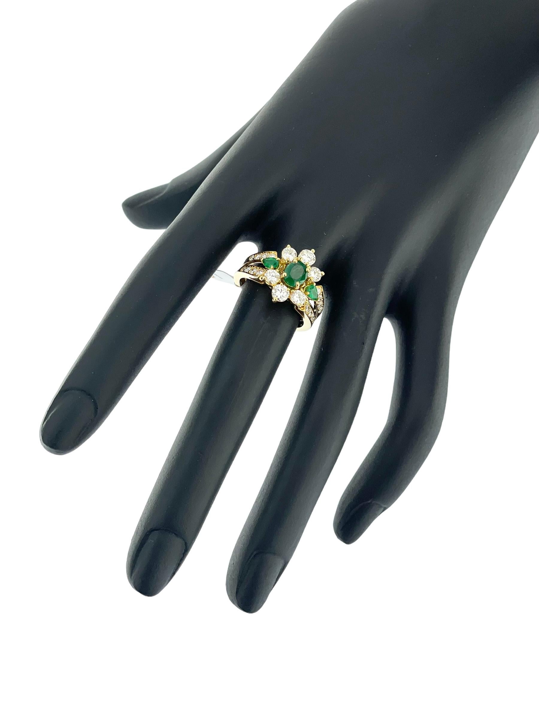 Bague cocktail française rétro en or jaune avec émeraudes et diamants certifiée IGI en vente 1