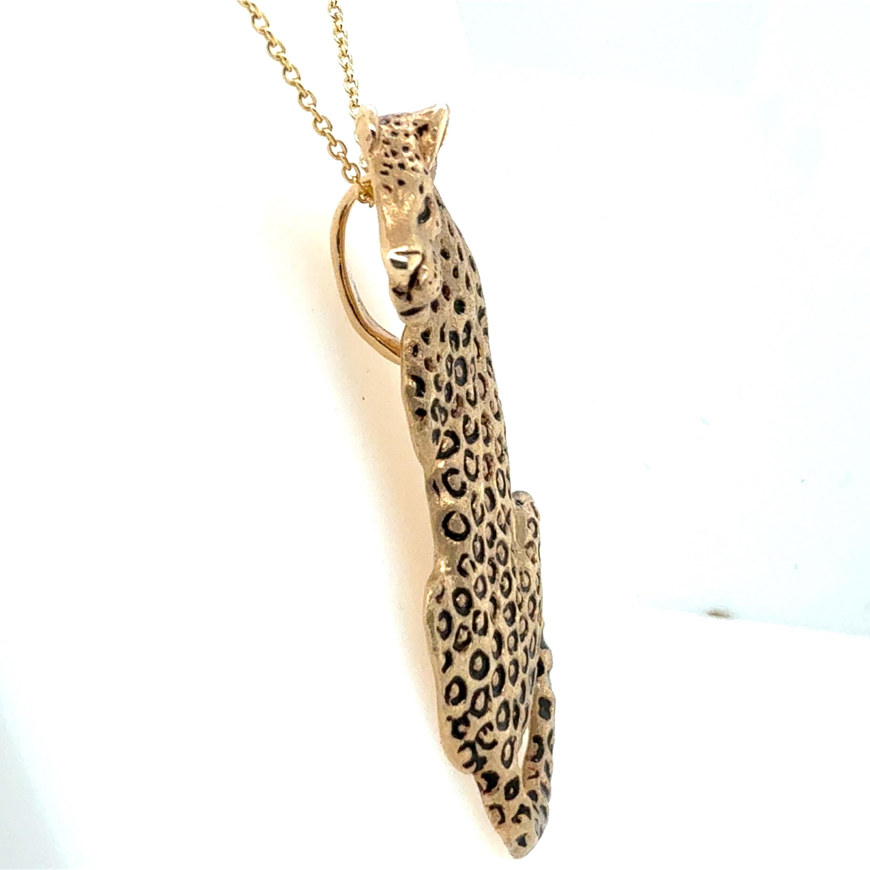 Pendentif léopard rétro en or jaune numéroté 28/300 par Gayle Knight Pour femmes en vente