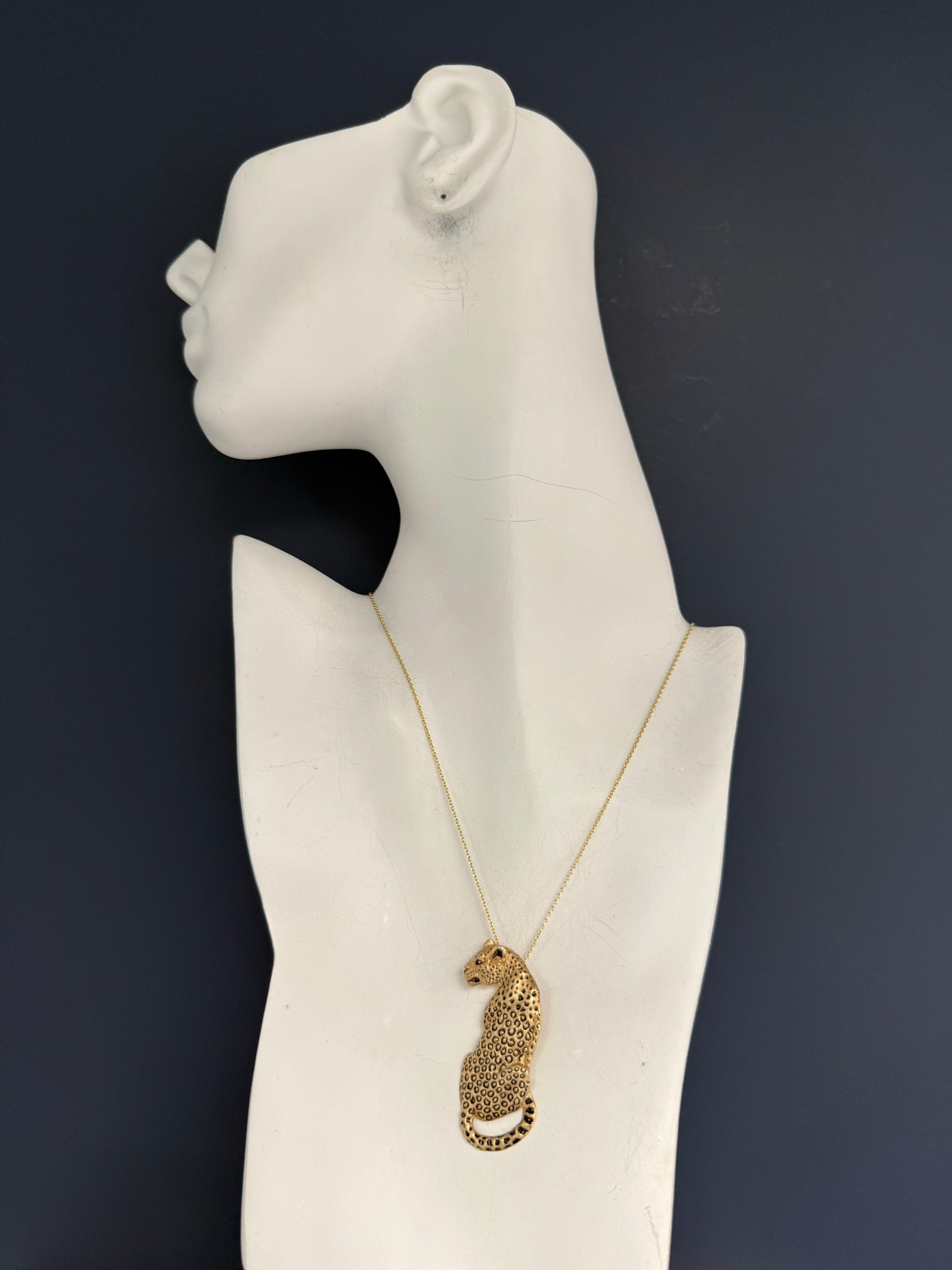 Pendentif léopard rétro en or jaune numéroté 28/300 par Gayle Knight en vente 1