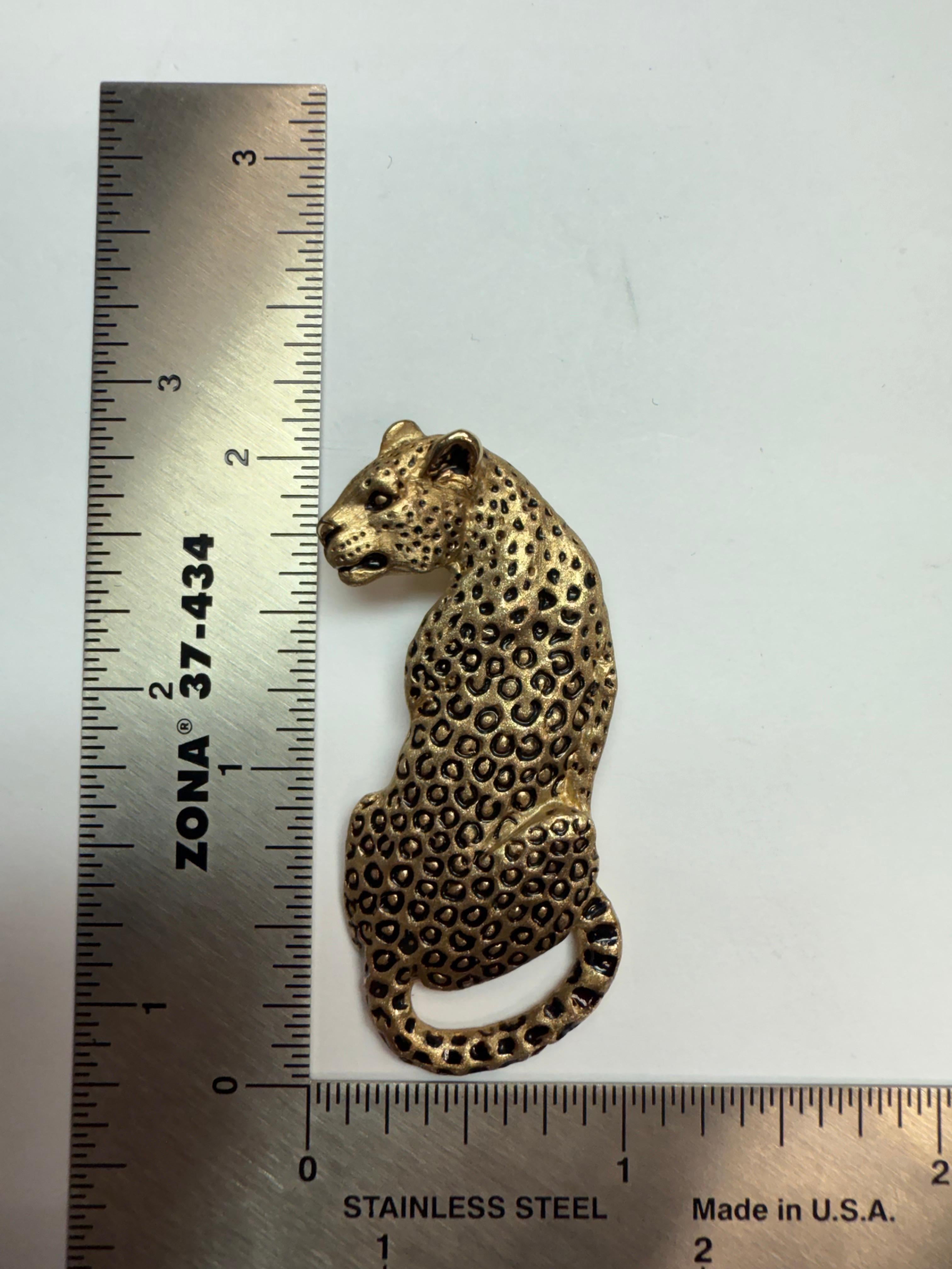 Pendentif léopard rétro en or jaune numéroté 28/300 par Gayle Knight en vente 3