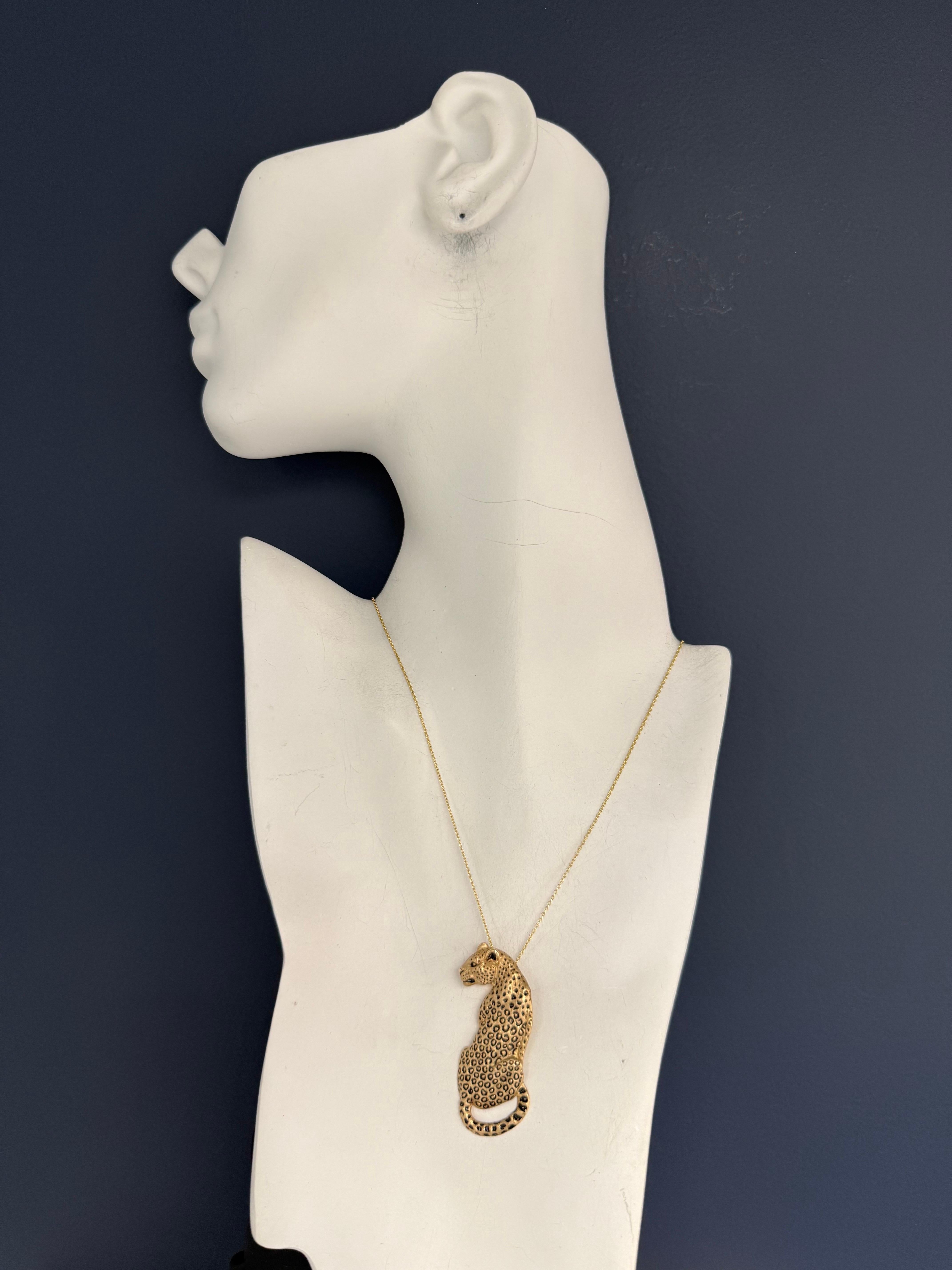 Pendentif léopard rétro en or jaune numéroté 28/300 par Gayle Knight en vente 4