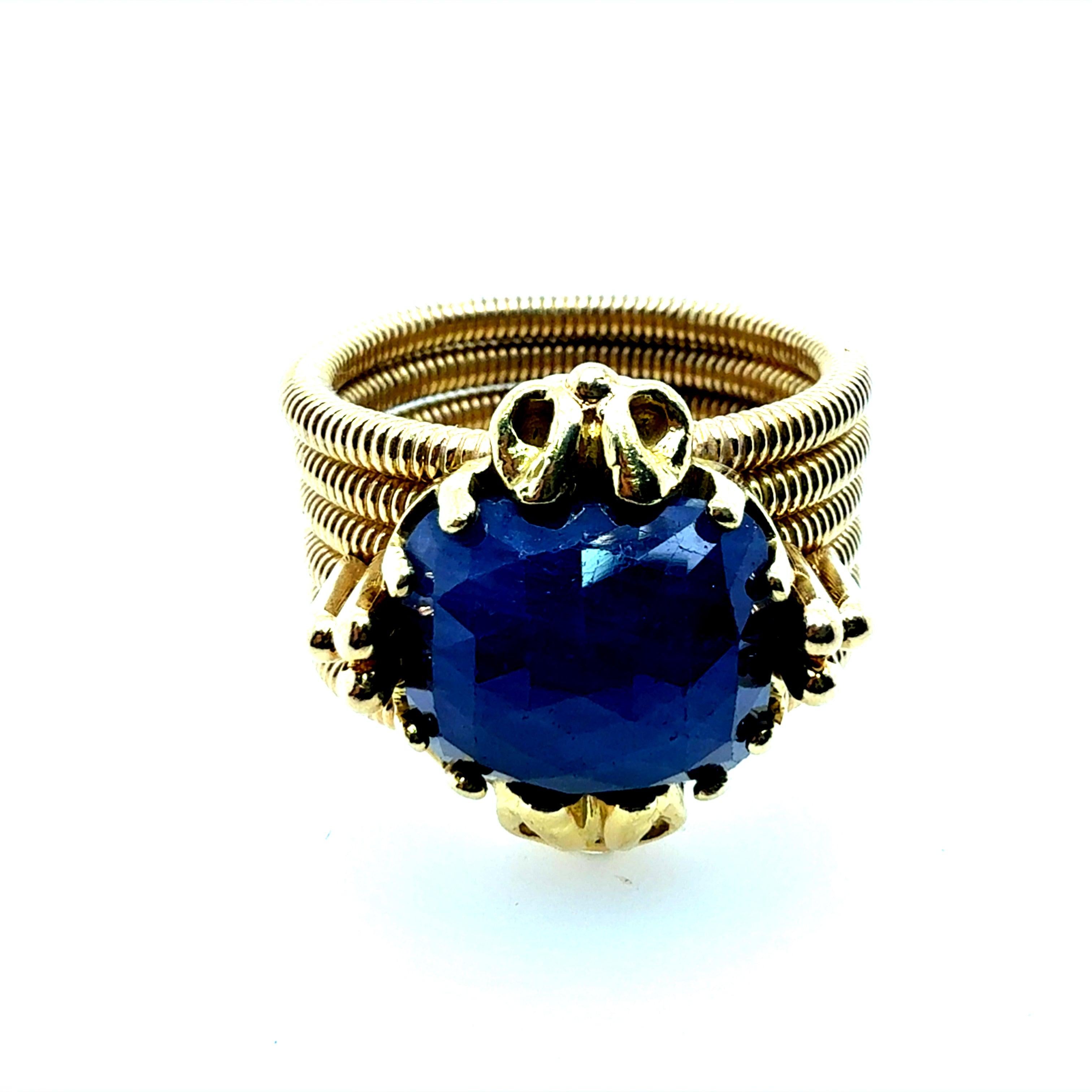 Retro Yellow Gold Natural 9 Carat Blue Rose Cut Sapphire Statement Ring For Sale 2