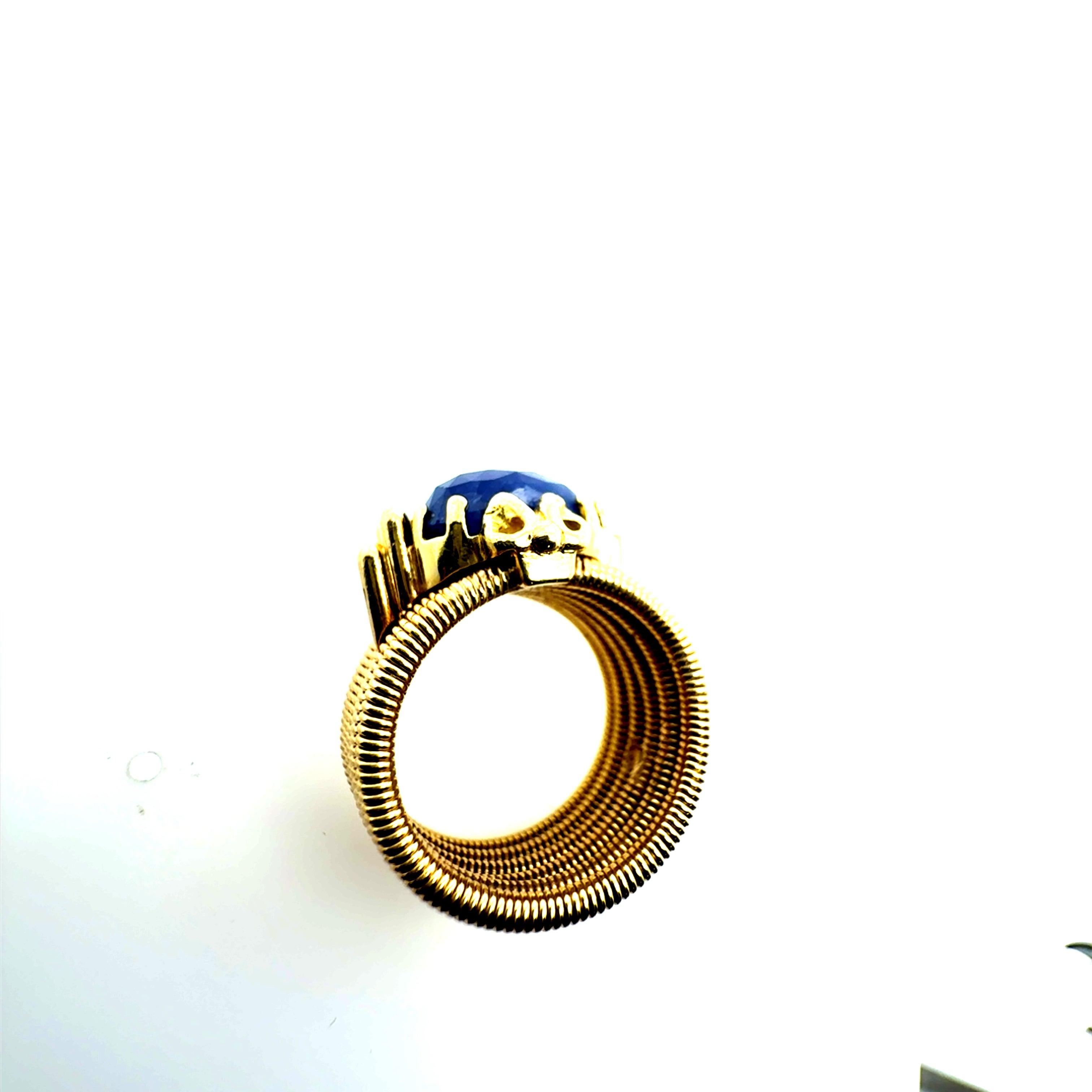 Retro Yellow Gold Natural 9 Carat Blue Rose Cut Sapphire Statement Ring For Sale 3
