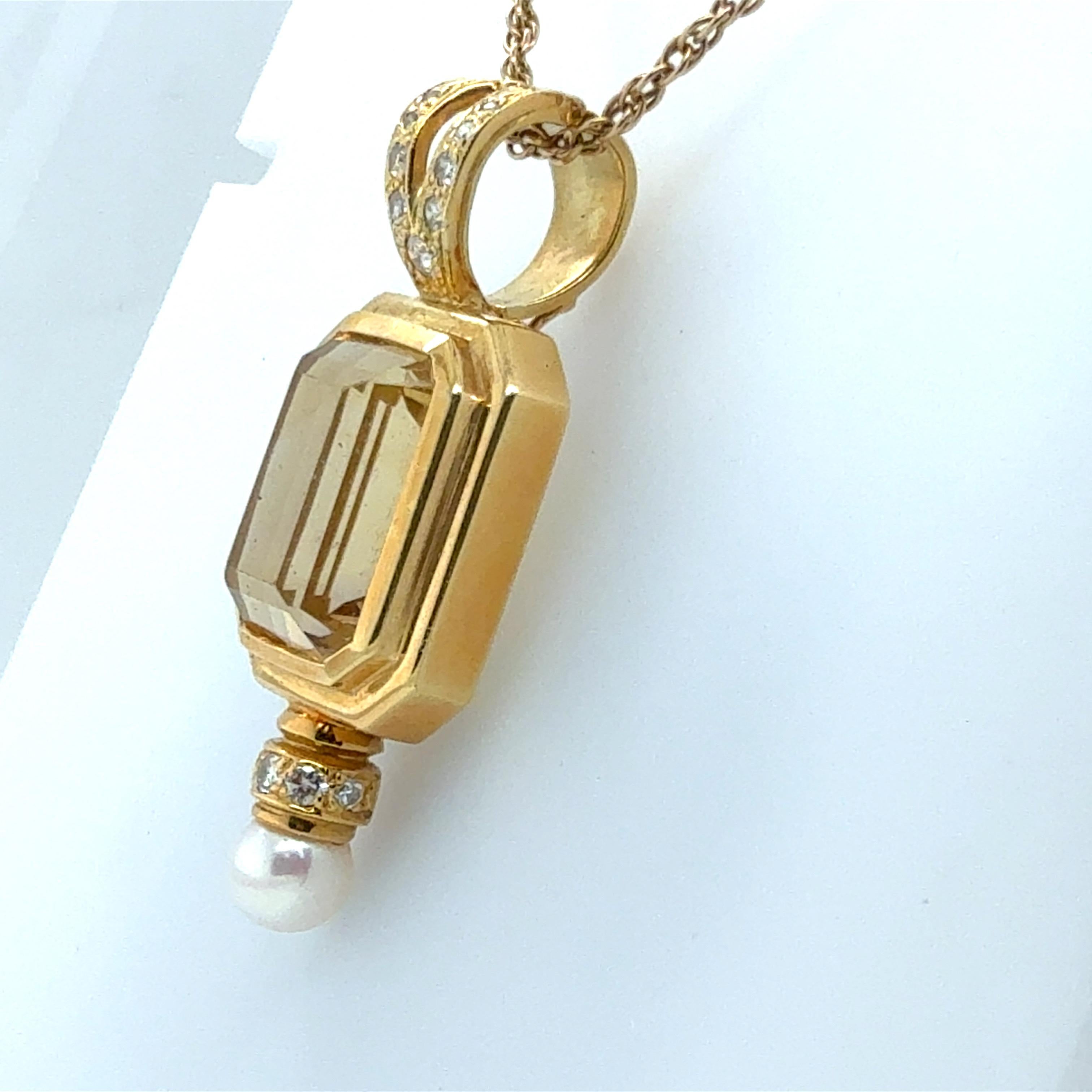 Taille émeraude Pendentif rétro en or jaune avec citrine naturelle et diamant Circa 1990 en vente