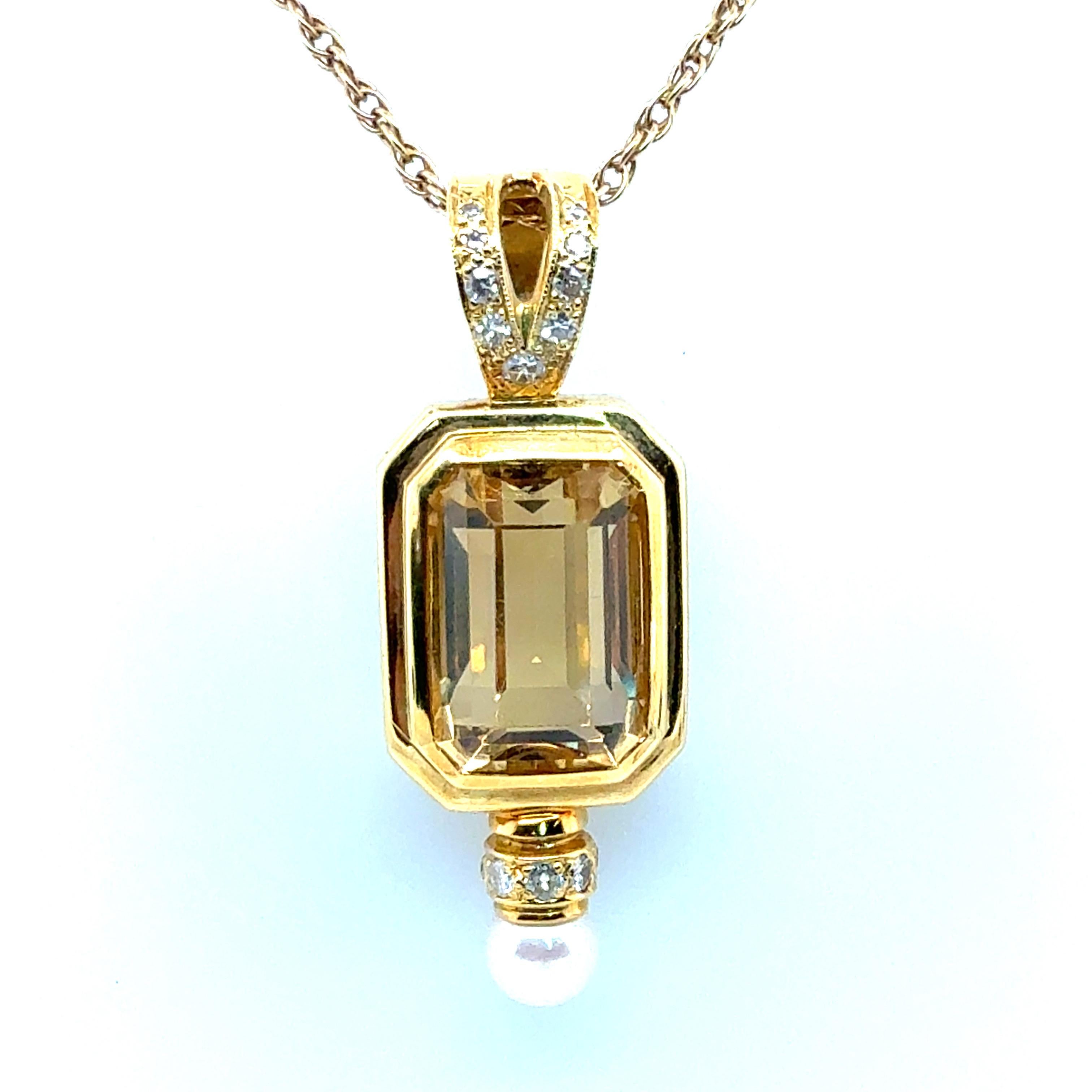 Pendentif rétro en or jaune avec citrine naturelle et diamant Circa 1990 Pour femmes en vente