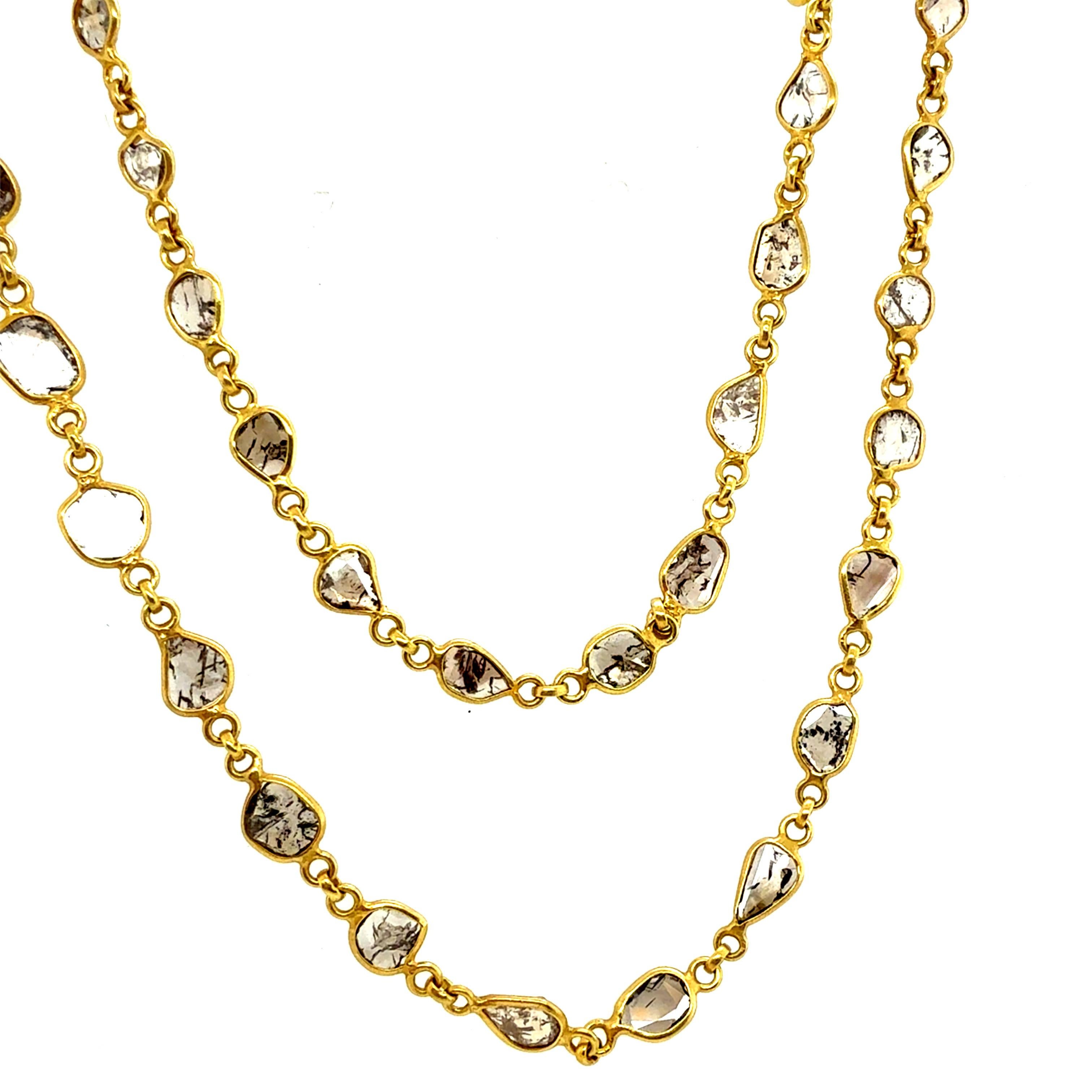 Eine Retro-Halskette mit Diamanten aus 18 Karat Gelbgold, die im Vereinigten Königreich hergestellt wurde. Die Halskette ist mit 42 natürlichen, mehrförmigen Diamanten besetzt, die jeweils zwischen 4,5 mm und 7,5 mm breit sind. Mit einer Gesamtlänge