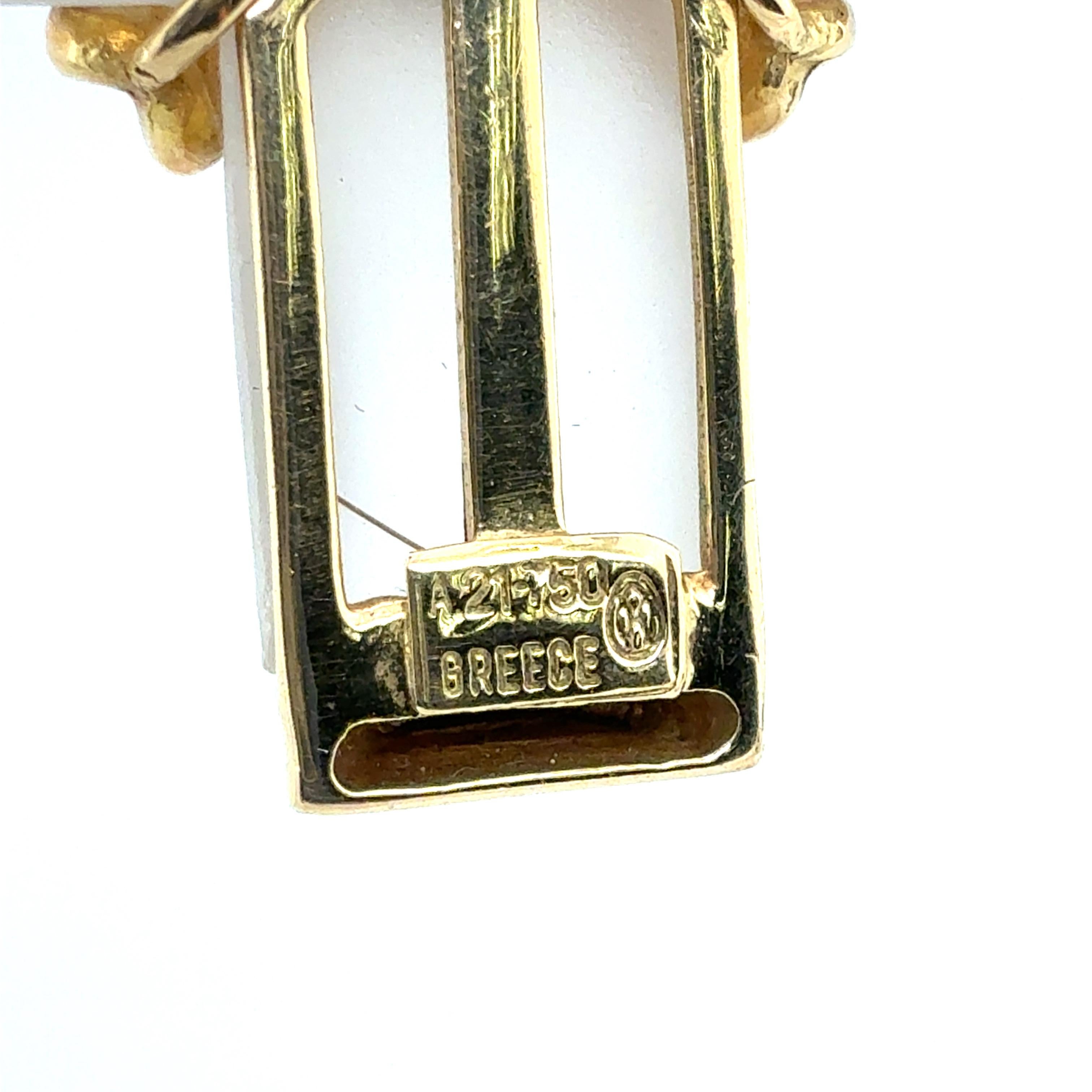 Rétro Ciondolo retrò in oro giallo con tormalina verde naturale e croce greca Cab. in vendita