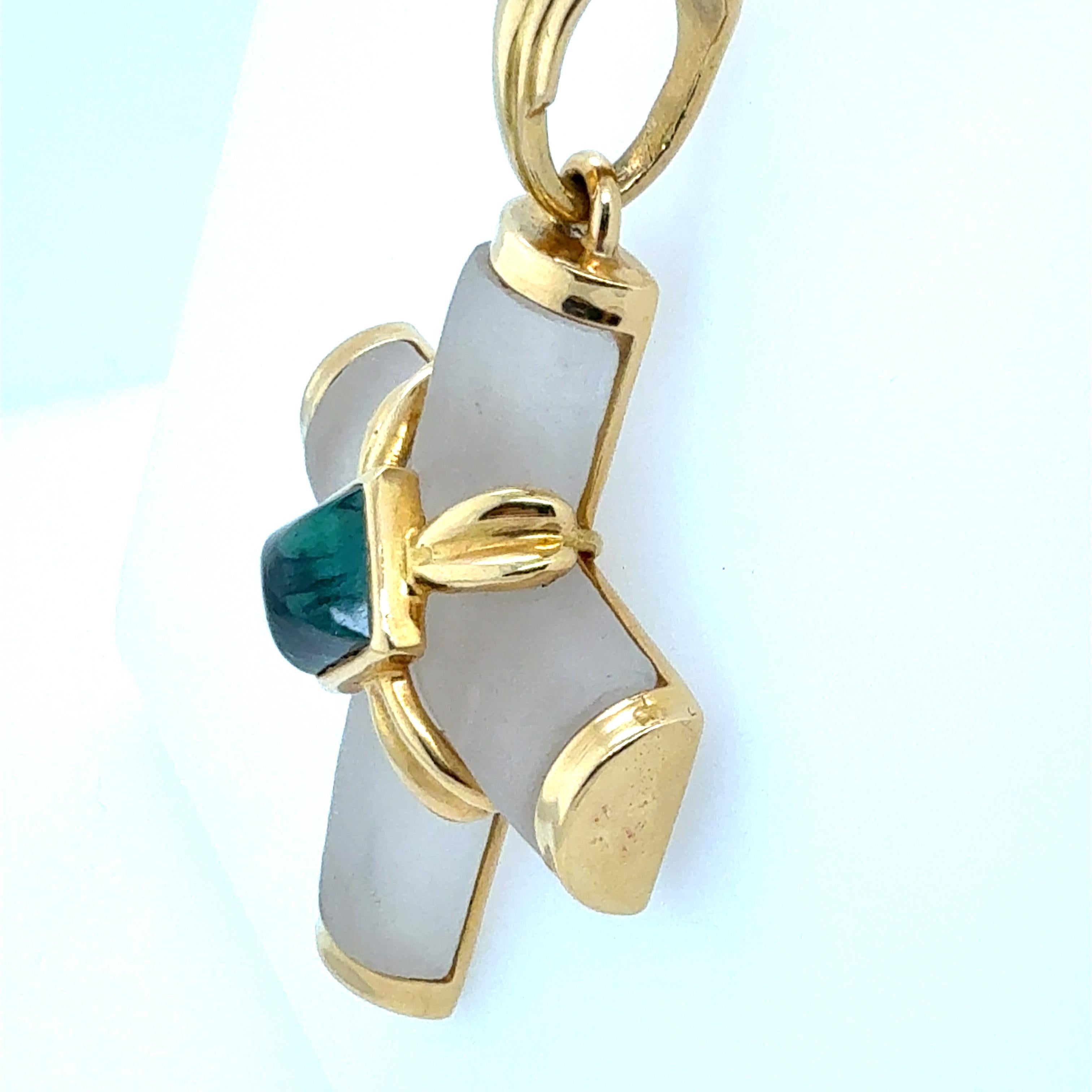 Ciondolo retrò in oro giallo con tormalina verde naturale e croce greca Cab. In condizioni buone in vendita a Los Angeles, CA