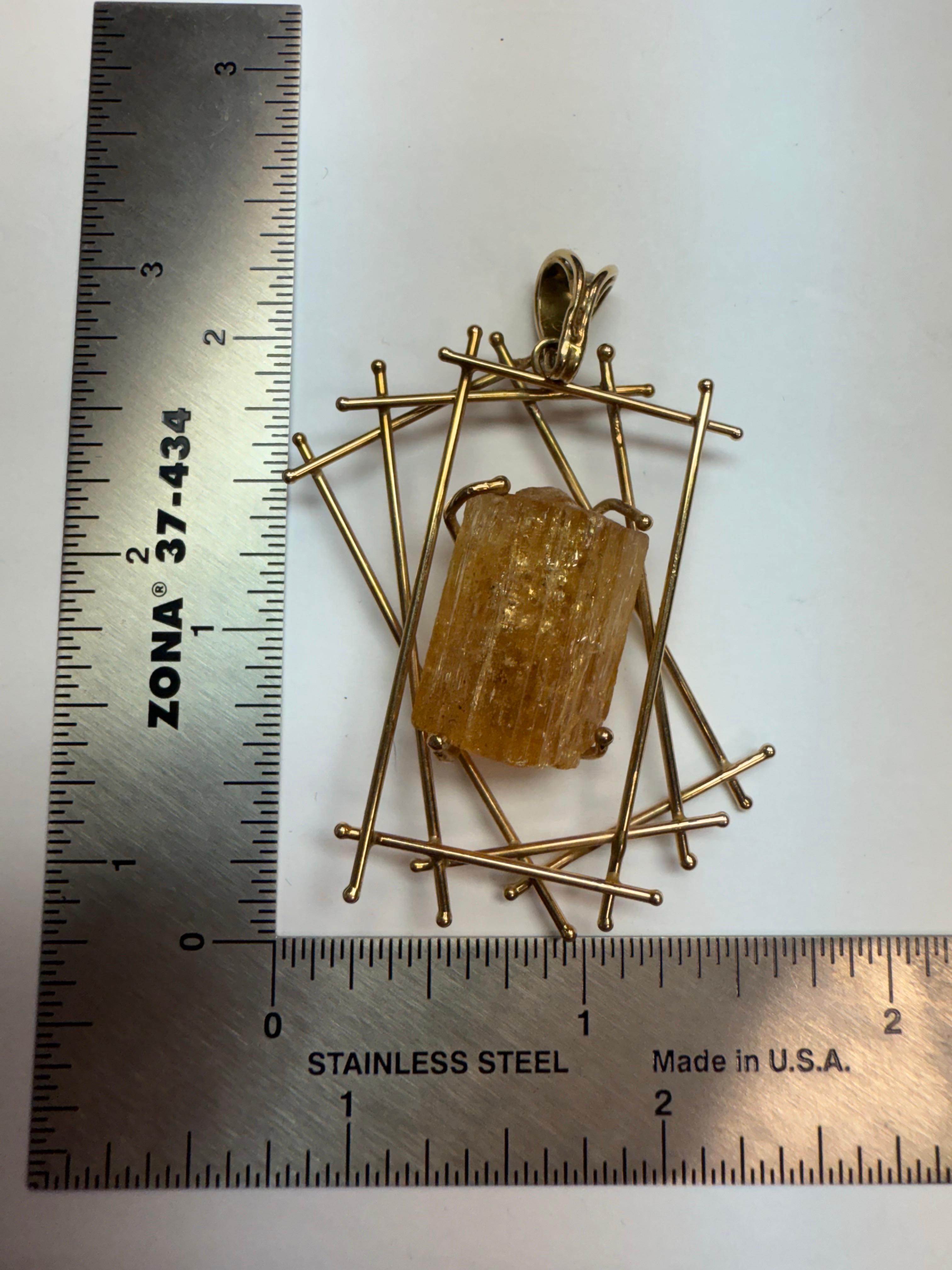 Ciondolo retrò in oro giallo con topazio imperiale naturale Circa 1975 in vendita 4