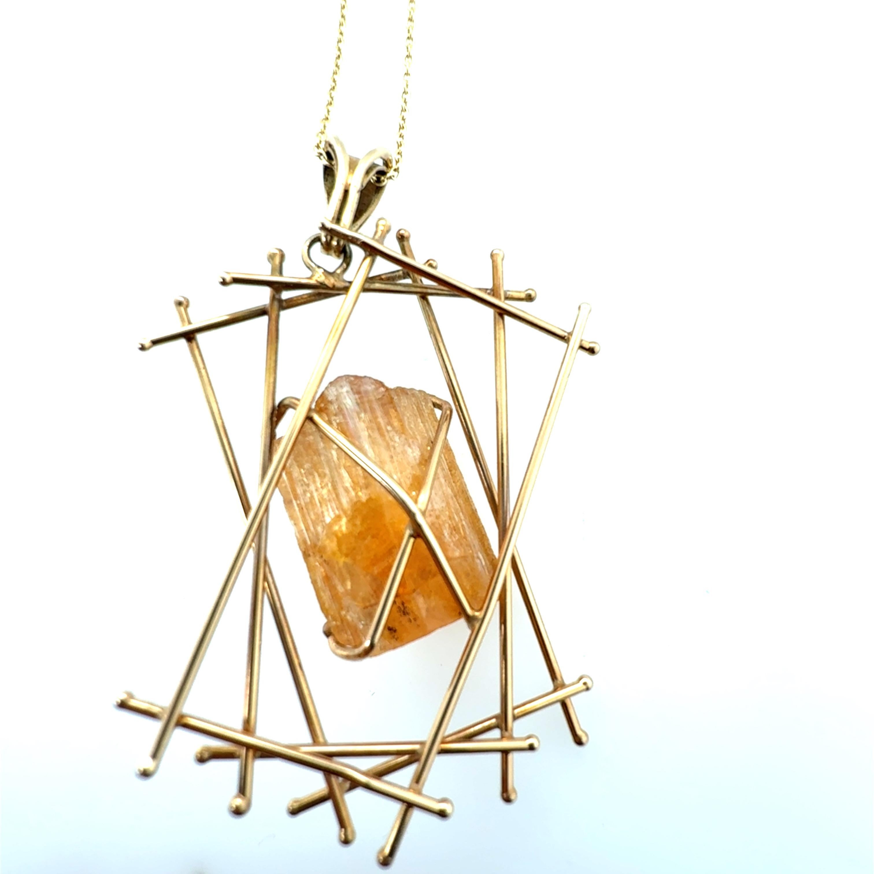 Ciondolo retrò in oro giallo con topazio imperiale naturale Circa 1975 in vendita 1