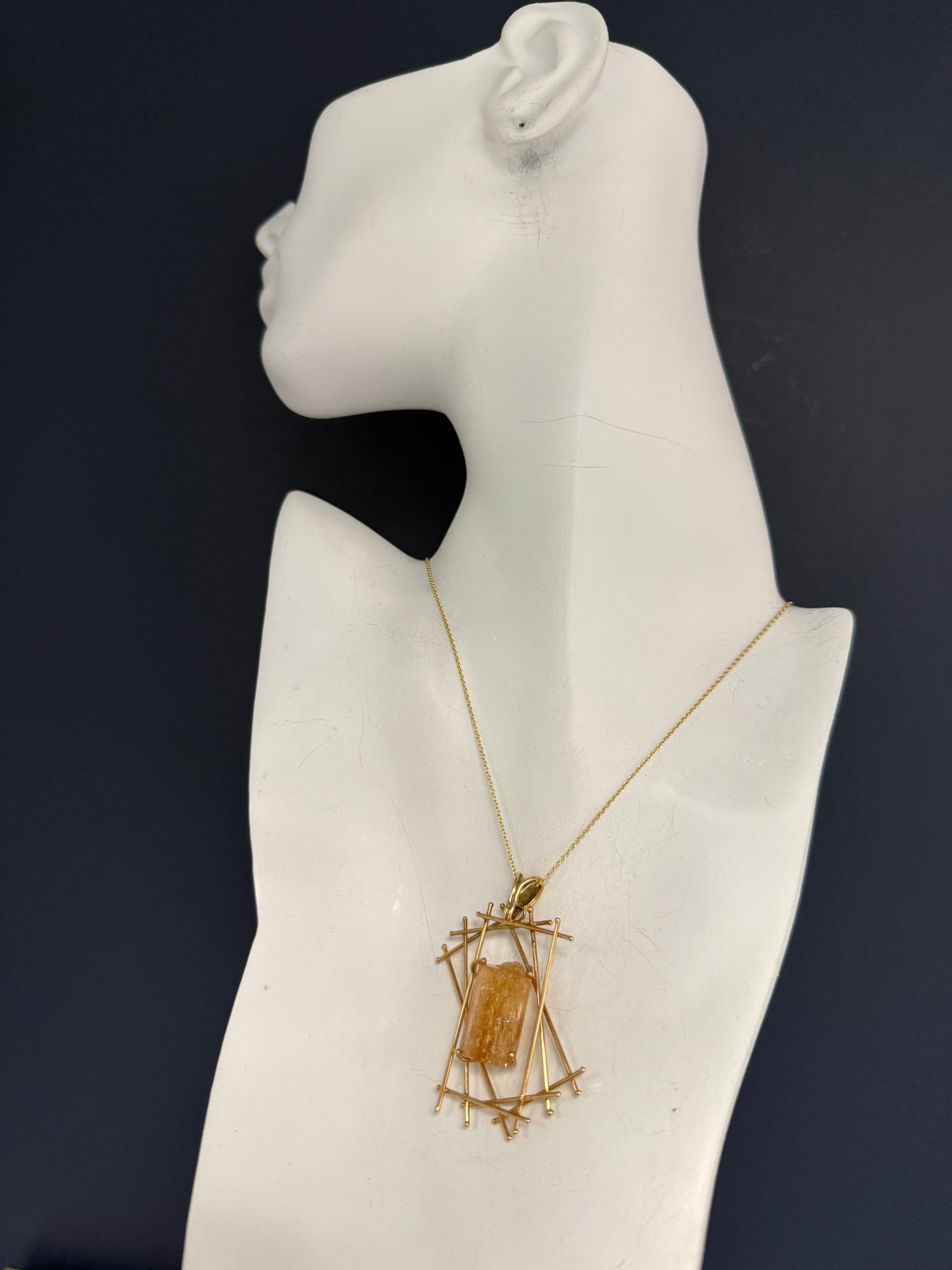 Ciondolo retrò in oro giallo con topazio imperiale naturale Circa 1975 in vendita 2