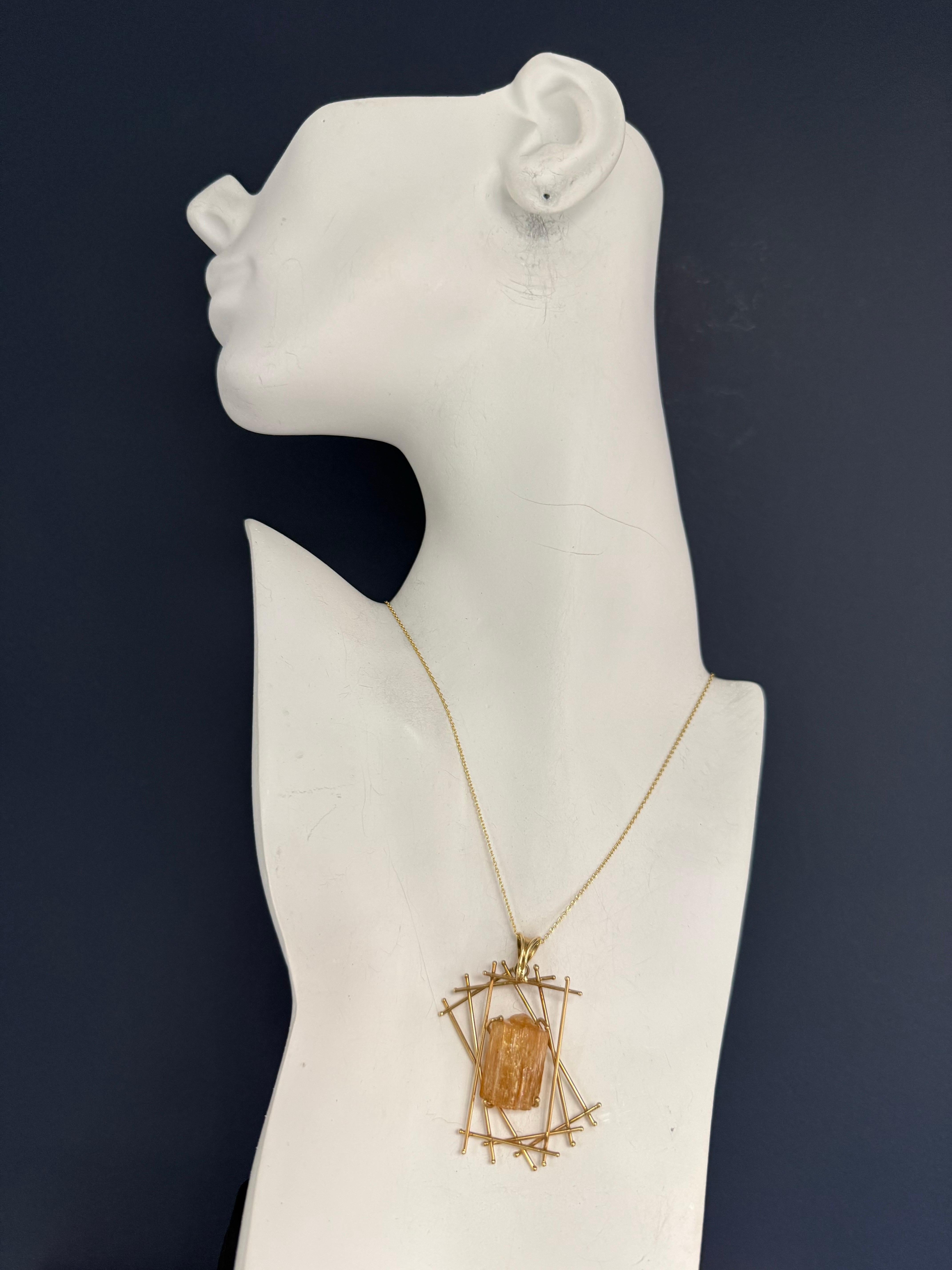 Ciondolo retrò in oro giallo con topazio imperiale naturale Circa 1975 in vendita 3