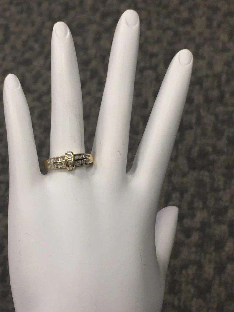 Superbe bague de succession avec un diamant d'environ 1ct, taille 7. Le poids de la pièce est de 2,58 grammes. Environ 51 diamants baguettes de couleur G-H et de pureté SI.


Trois clauses de non-responsabilité / Notes spéciales : 

Les articles
