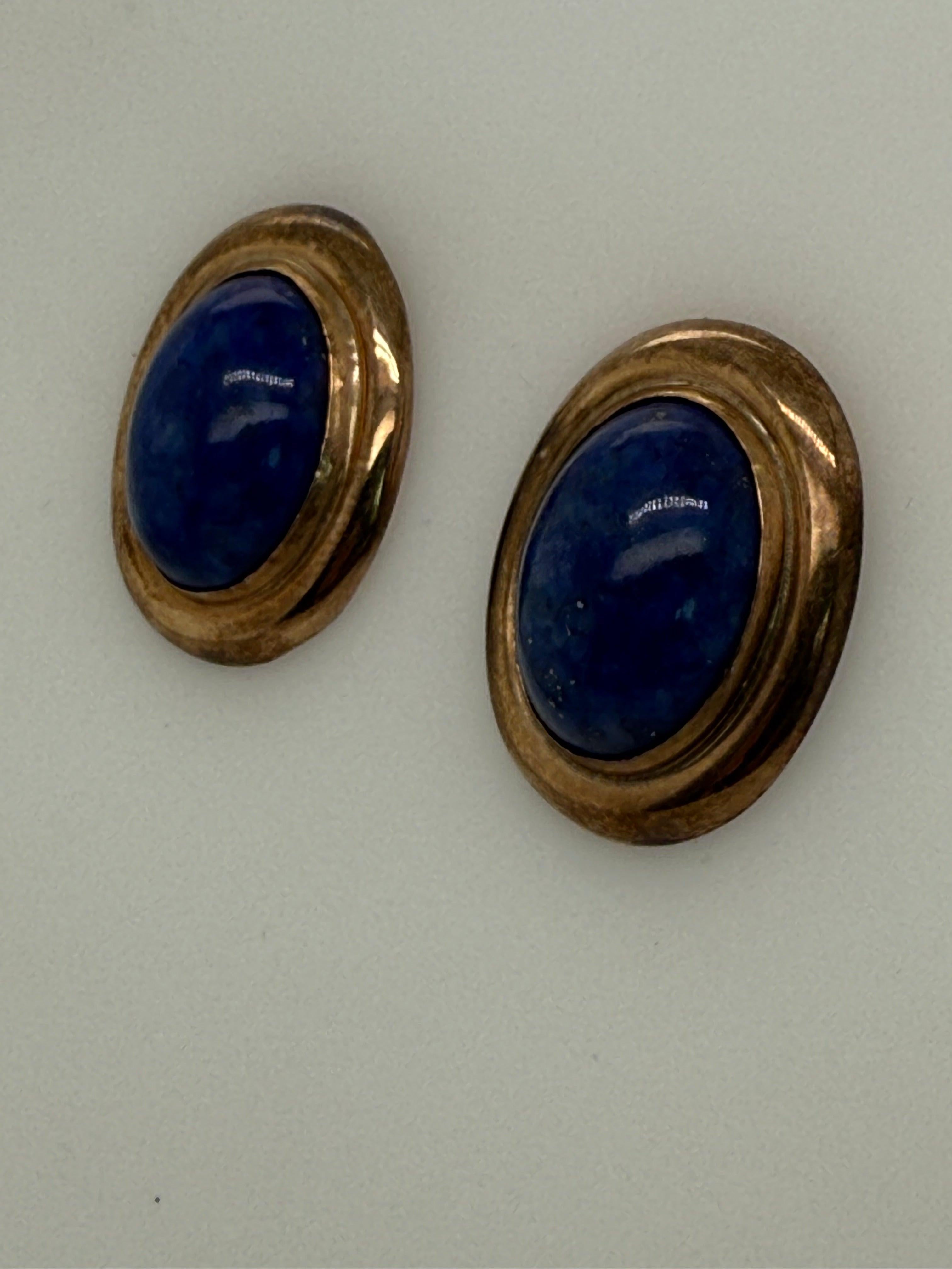Retro Yellow Gold Oval Blue Lapis Lazuli Cabochon Statement Earrings Circa 1970 In Good Condition For Sale In Los Angeles, CA